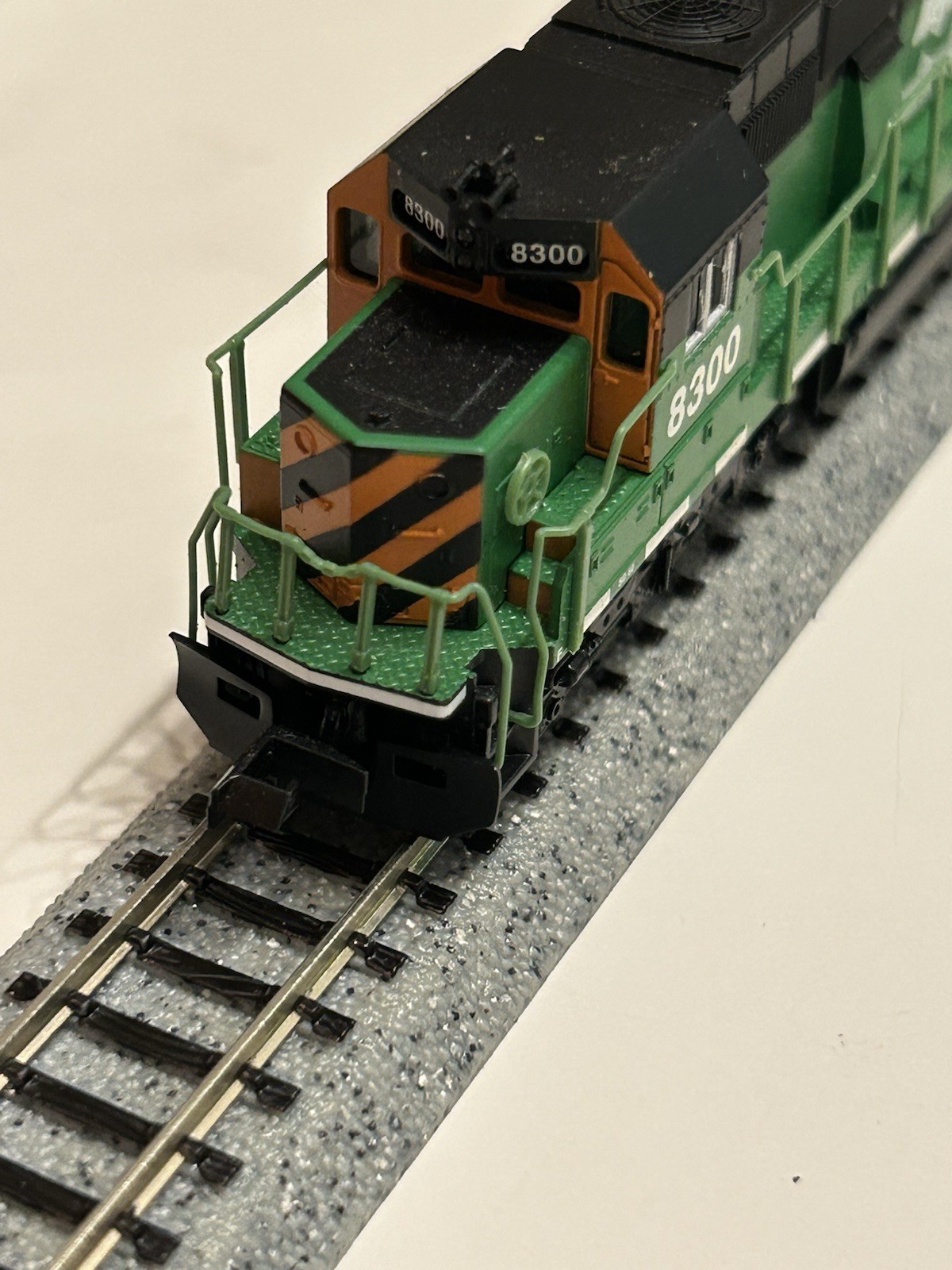 Atlas N Scale Diesel Locomotive Burlington Northern SD-60 8300 – Nice
