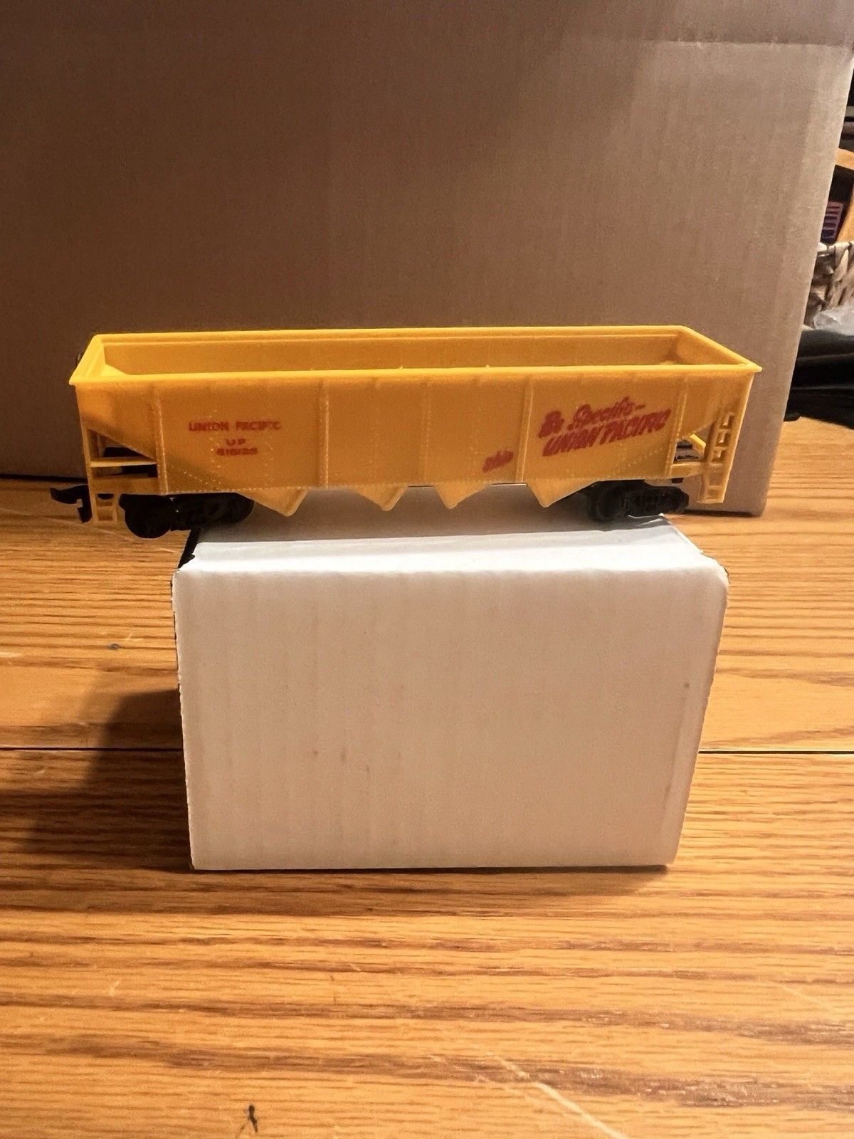 AHM Santa Fe #2654 Diesel Locomotive & 4 Cars HO Scale Train Lot