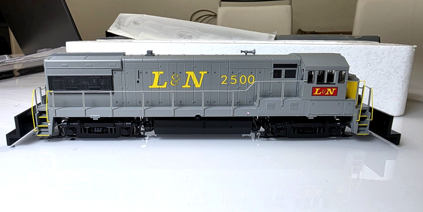 HO SCALE WALTHERS PROTO 2000,U28B,Louisville & Nashville#2500 DCC &W/ SOUND