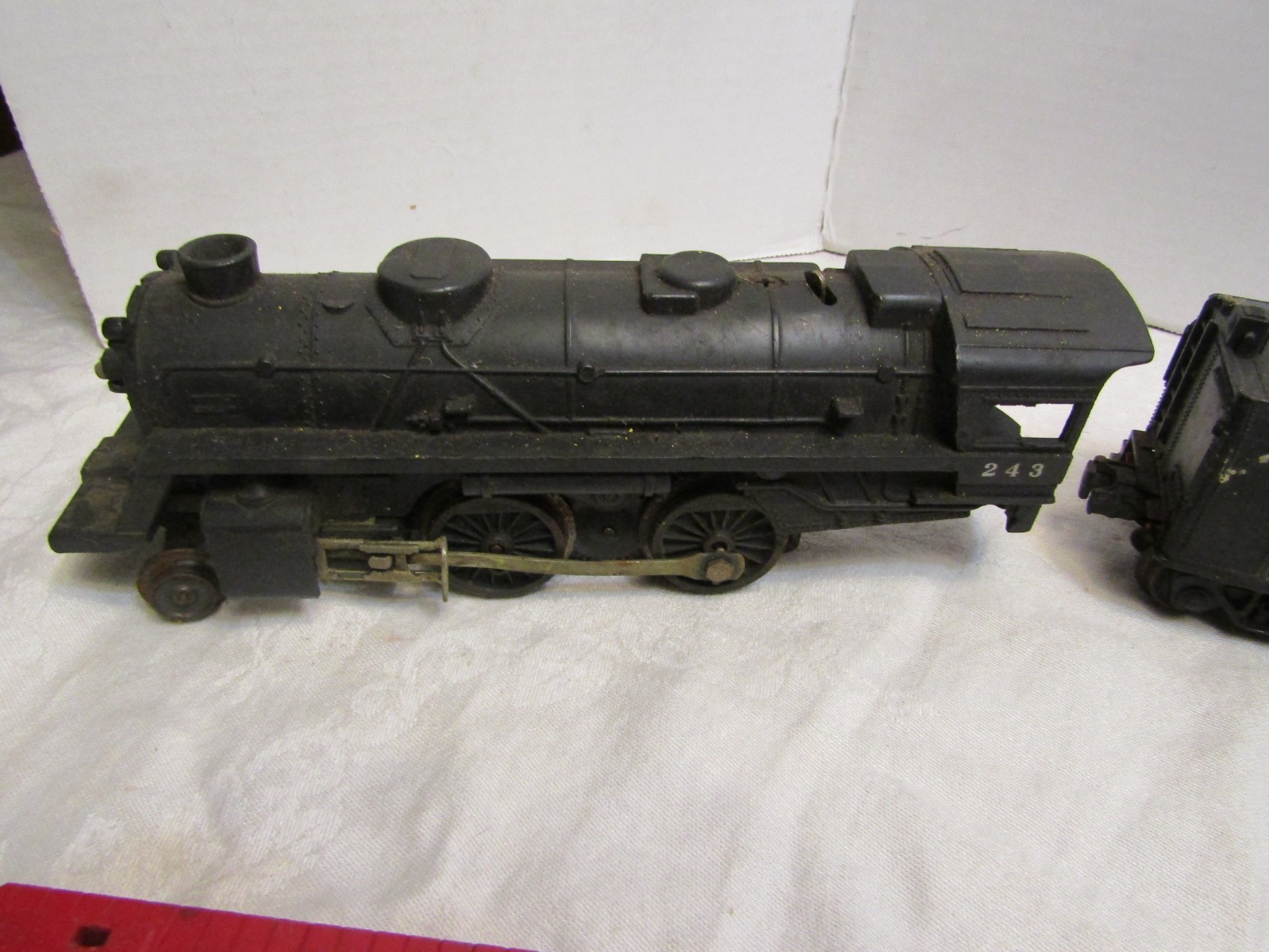 Lionel Train Steam Engine Locomotive Number 027 With Tender Caboose and Cars
