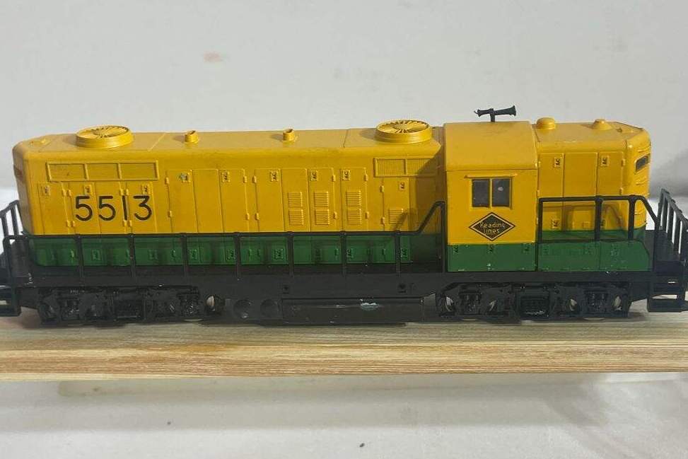 VTG AHM HO GUAGE READING LINES GP-18 LOCOMOTIVE L/N IN BOX!