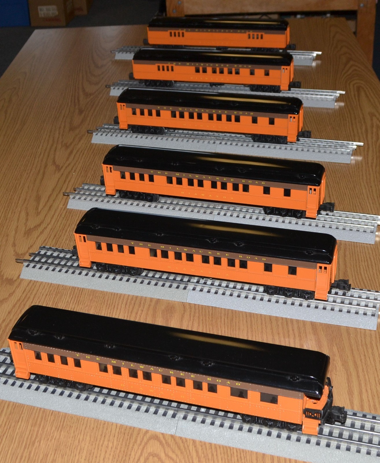 Williams LN Milwaukee Road 6 Hiawatha Madison Style Passenger Car Train – VIDEO