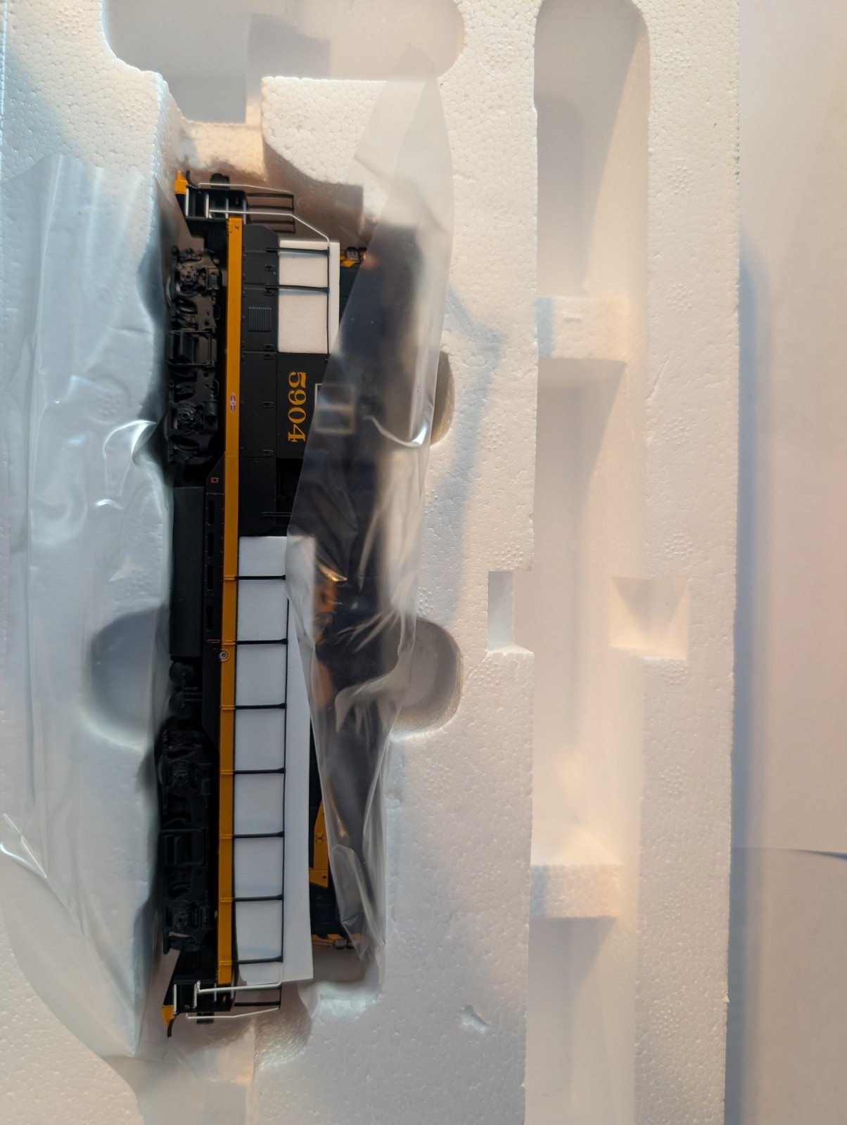 Walthers Mainline HO Scale Rio Grande 5904 Diesel Locomotive Black Orange