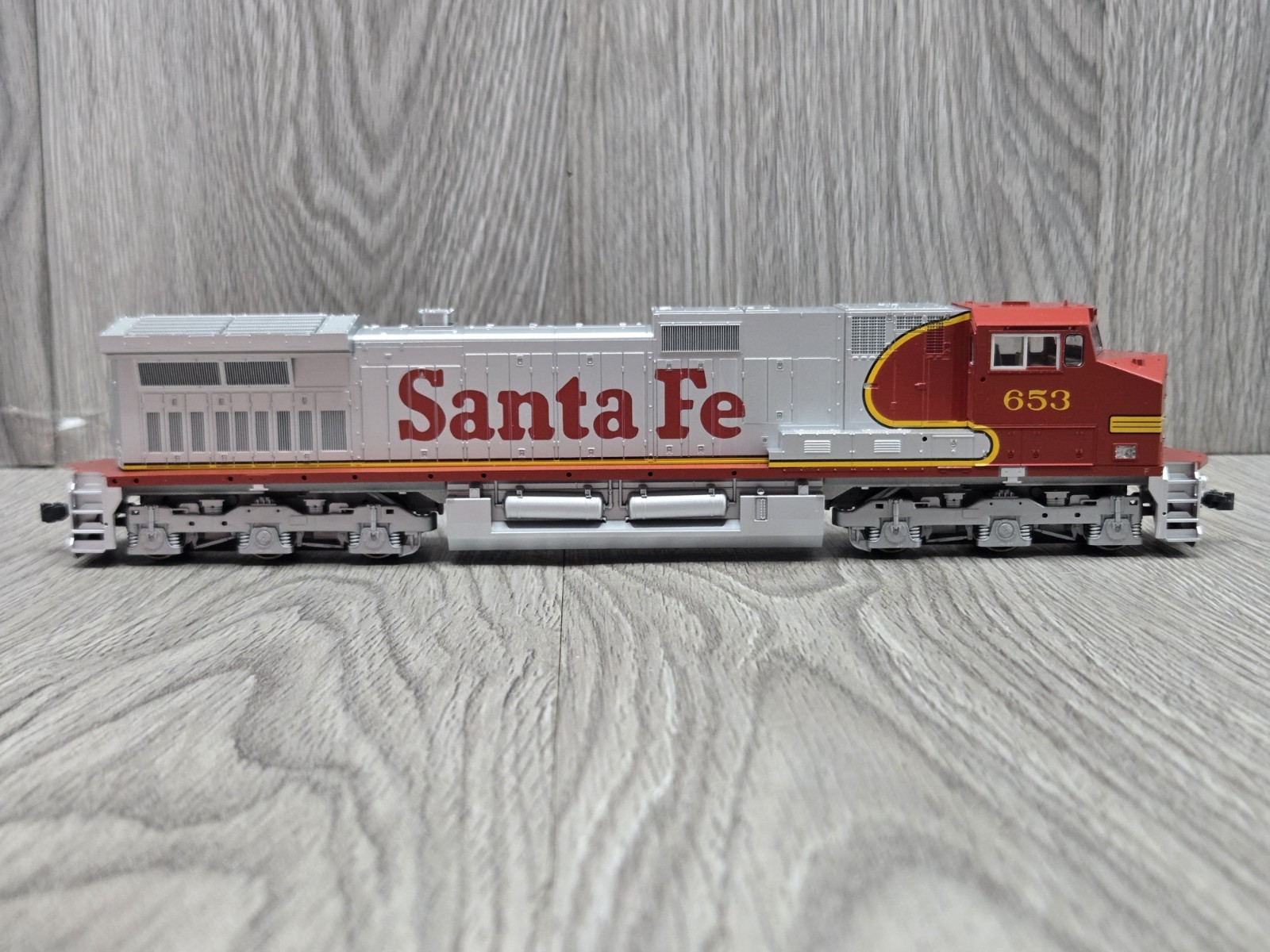 KATO SANTA FE #653 GE C44-9W “DASH 9” DIESEL LOCOMOTIVE