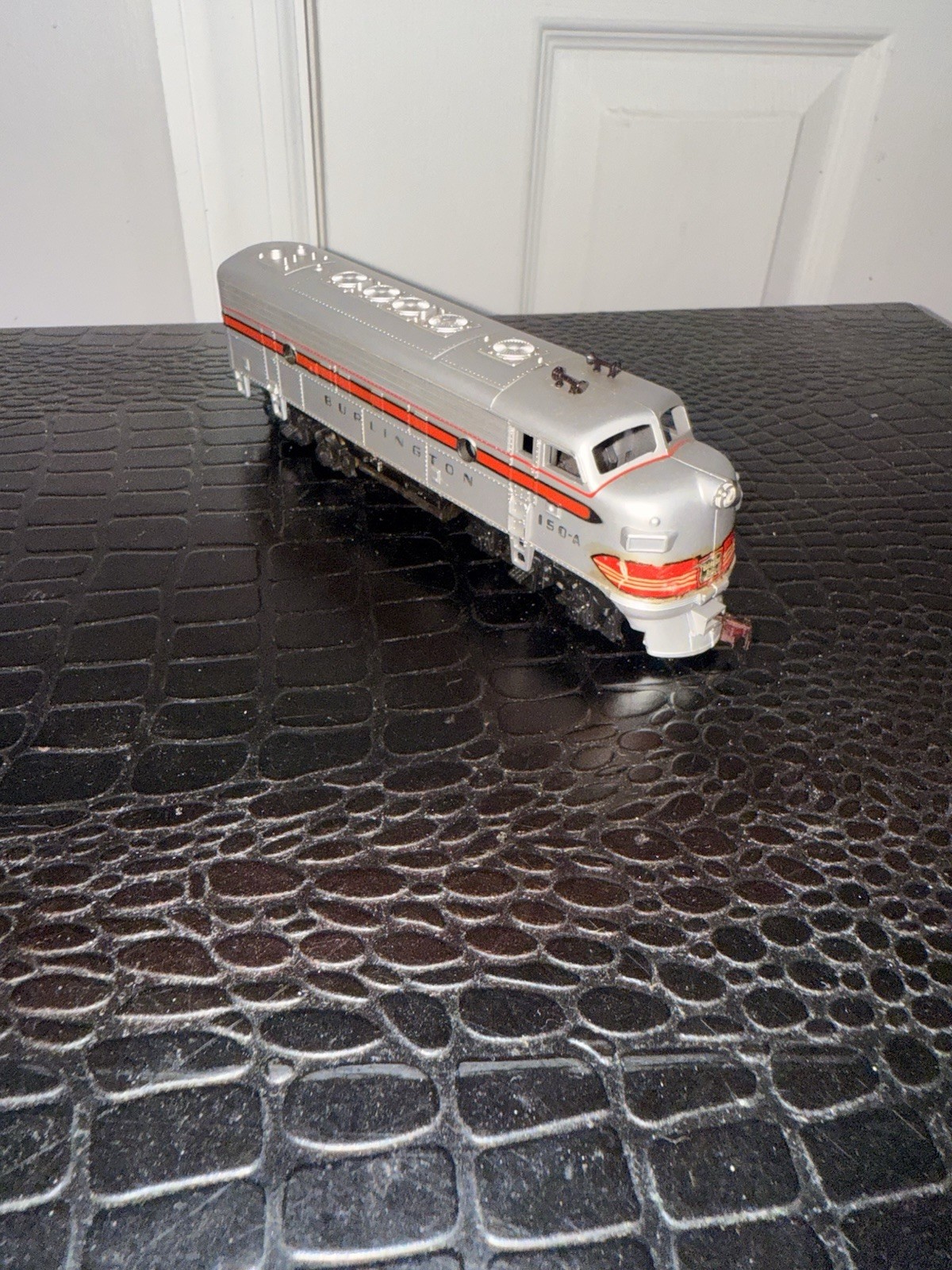 Lionel Burlington 150-A O Gauge Diesel Locomotive Silver Red Black Metal Analog