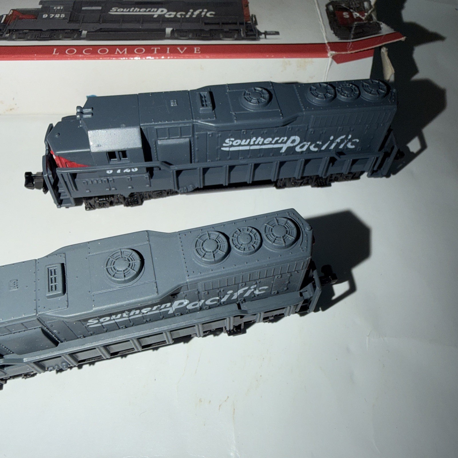 N Gauge Southern Pacific Diesel Locomotive 9725 Gray/Red set of 2