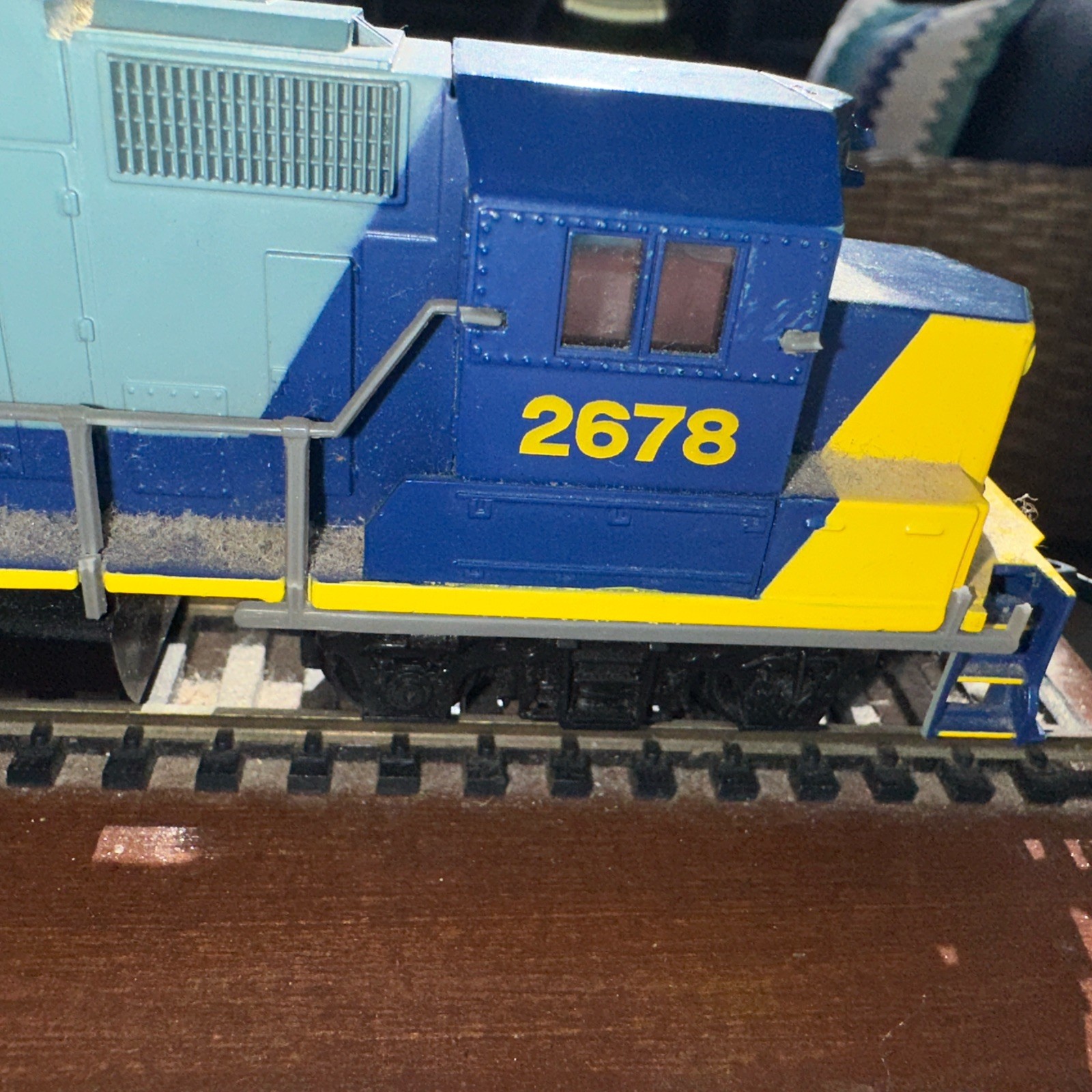 CSX Transportation Diesel Locomotive 2678 HO Scale Model on Wood Display Base