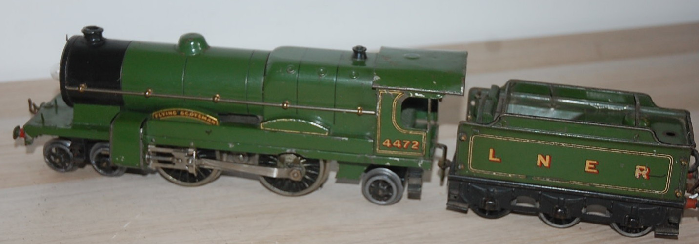 HORNBY O GAUGE ELECTRIC 6v ‘FLYING SCOTSMAN’ AND TENDER IN LNER LIVERY