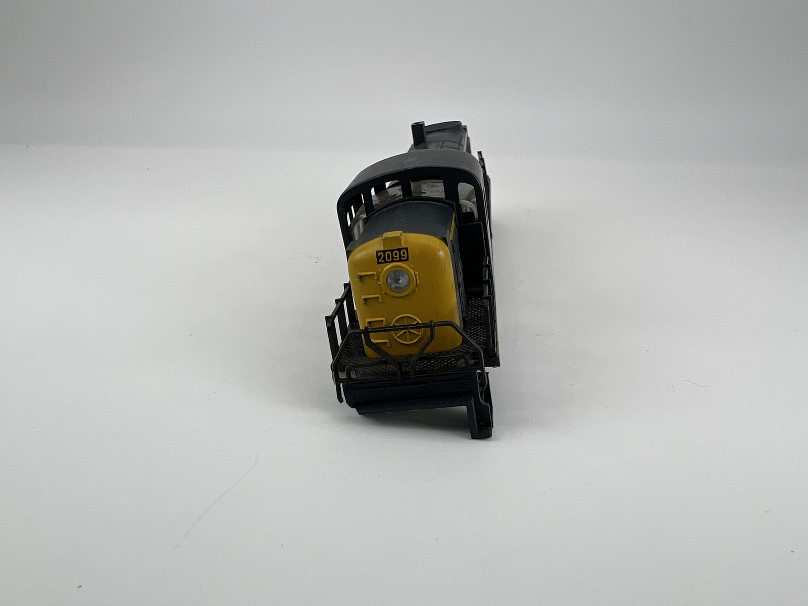 Athearn #2099 HO Scale Santa Fe Diesel Switcher Locomotive SHELL ONLY Good