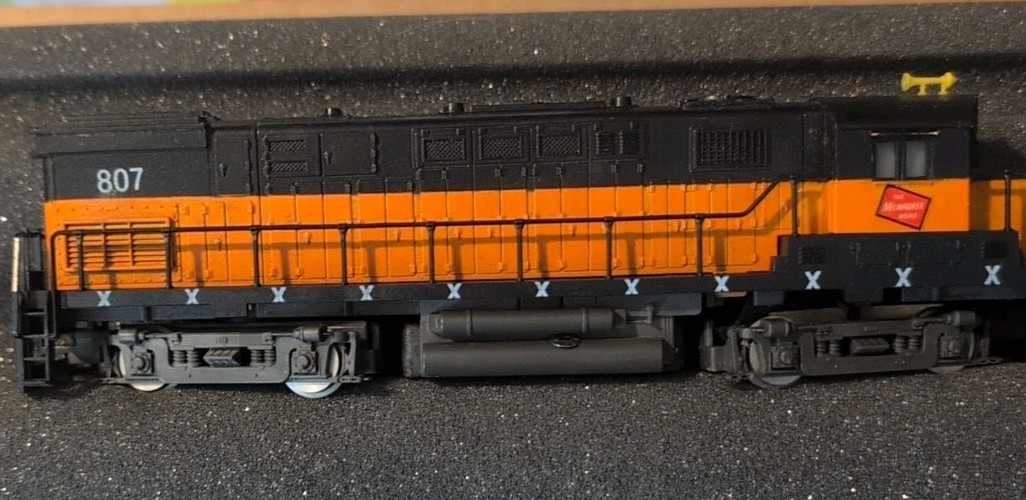 Vtg HO scale AHM Austria Milwaukee Road #807 Alco 424 Diesel Locomotive Train