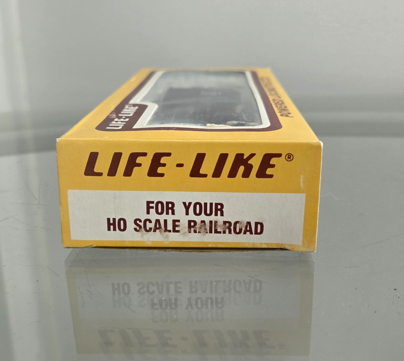 VINTAGE LIFE LIKE A.T. & S.F. #8302 DOCKSIDE HO POWERED LOCOMOTIVE M/NM IN BOX