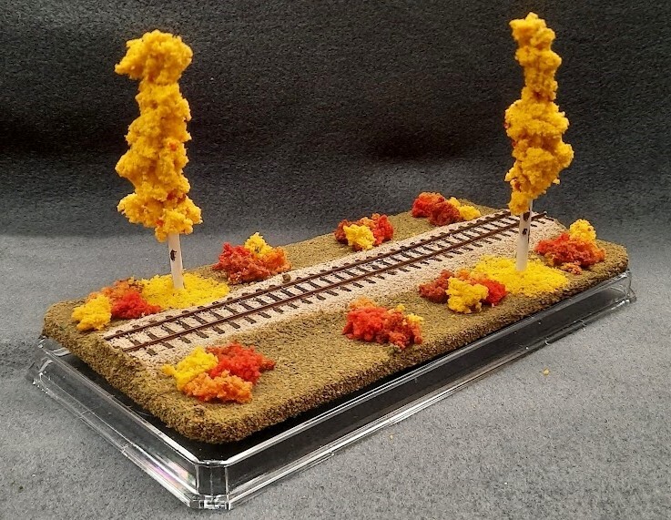 HOn3 SCALE 9″ SINGLE TRACK DISPLAY CASE – FALL FOILAGE SCENE- FOR ANY HOn3