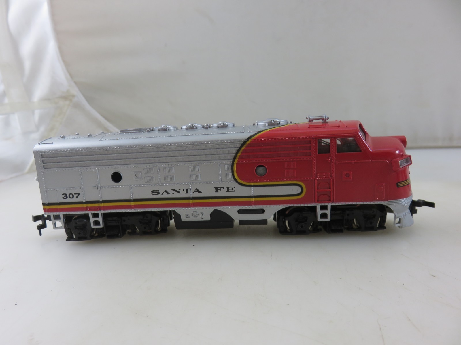 Bachmann Tyco Others Santa Fe Diesel Locomotive Engine 4pc Set FOR PARTS/REPAIRS