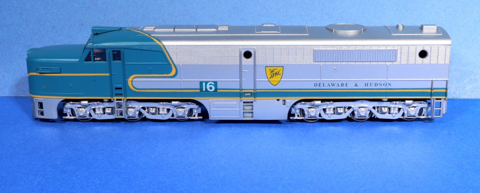 Athearn HO Gauge Delaware & Hudson PA-1 Diesel Engines – Powered #16 / Dummy #19