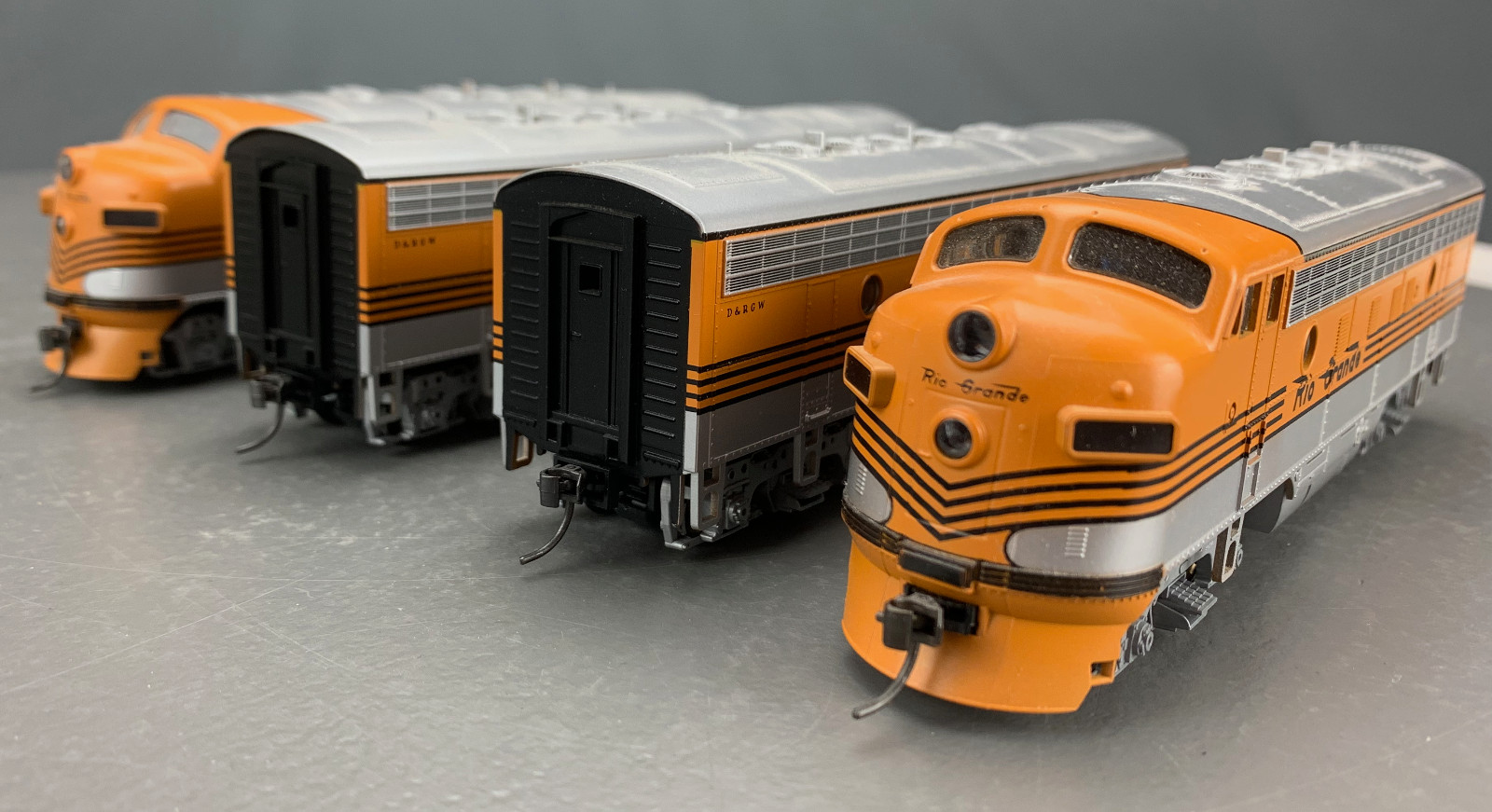 HO Stewart/Kato Rio Grande F7 A-B-B-A 4 Stripe Locomotives Pwrd Dcc-NSnd HO8065