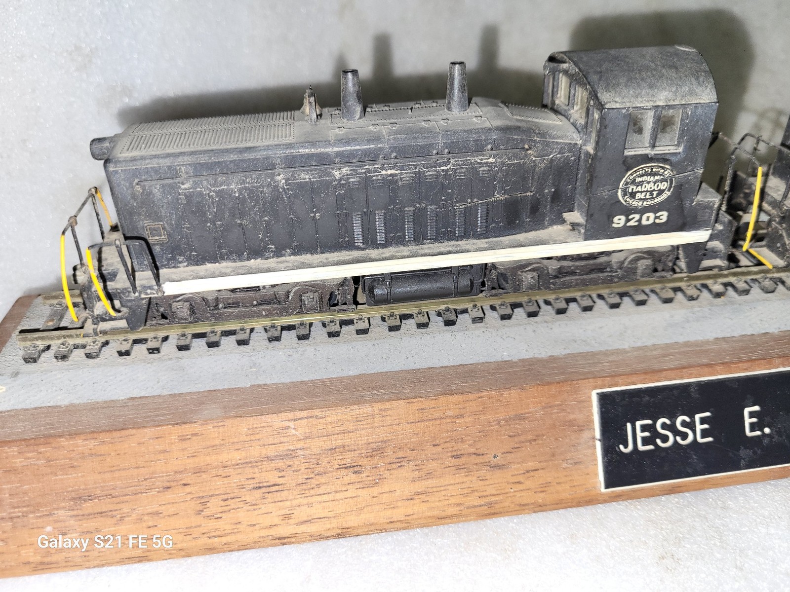 IHB Indiana Harbor Belt Railroad HO Switcher & Calf Locomotive Display