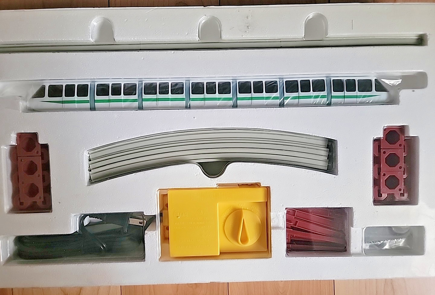 E-R Models Monorail GREEN Stripe #4901 HO Scale — Complete NEW READ