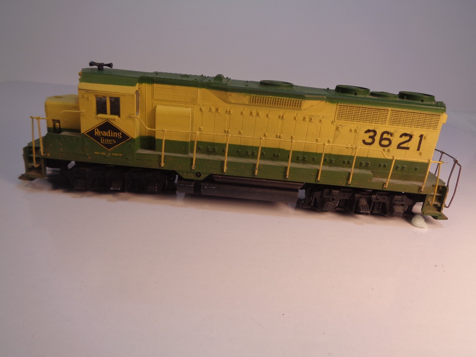 HO Scale Athearn Reading GP35 Diesel Engine #3621 DCC/No Sound