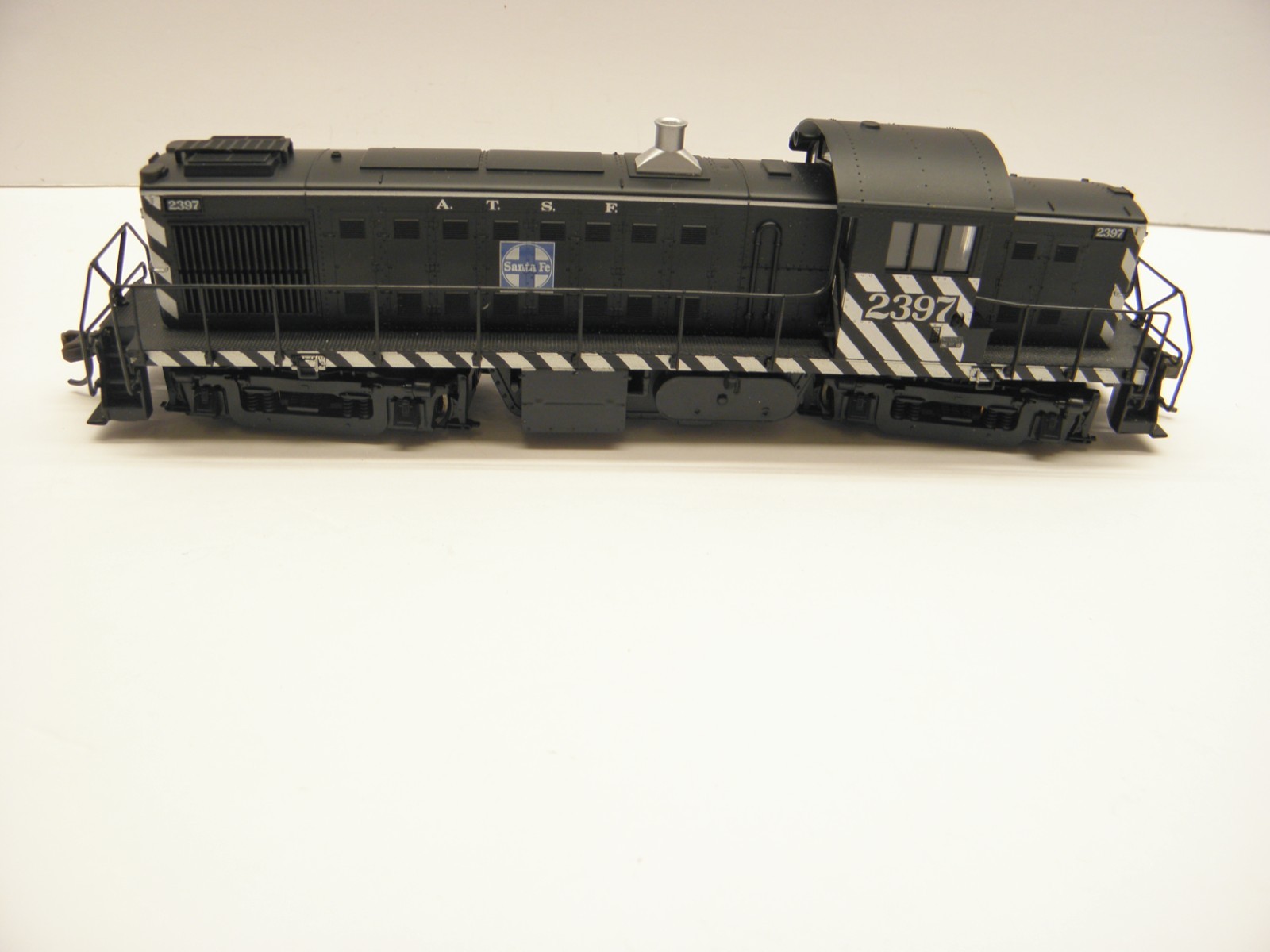 ATLAS CLASSIC ALCO RS-1 LOCOMOTIVE SANTA FE #2397 – HO SCALE DCC – RUNS LOT B