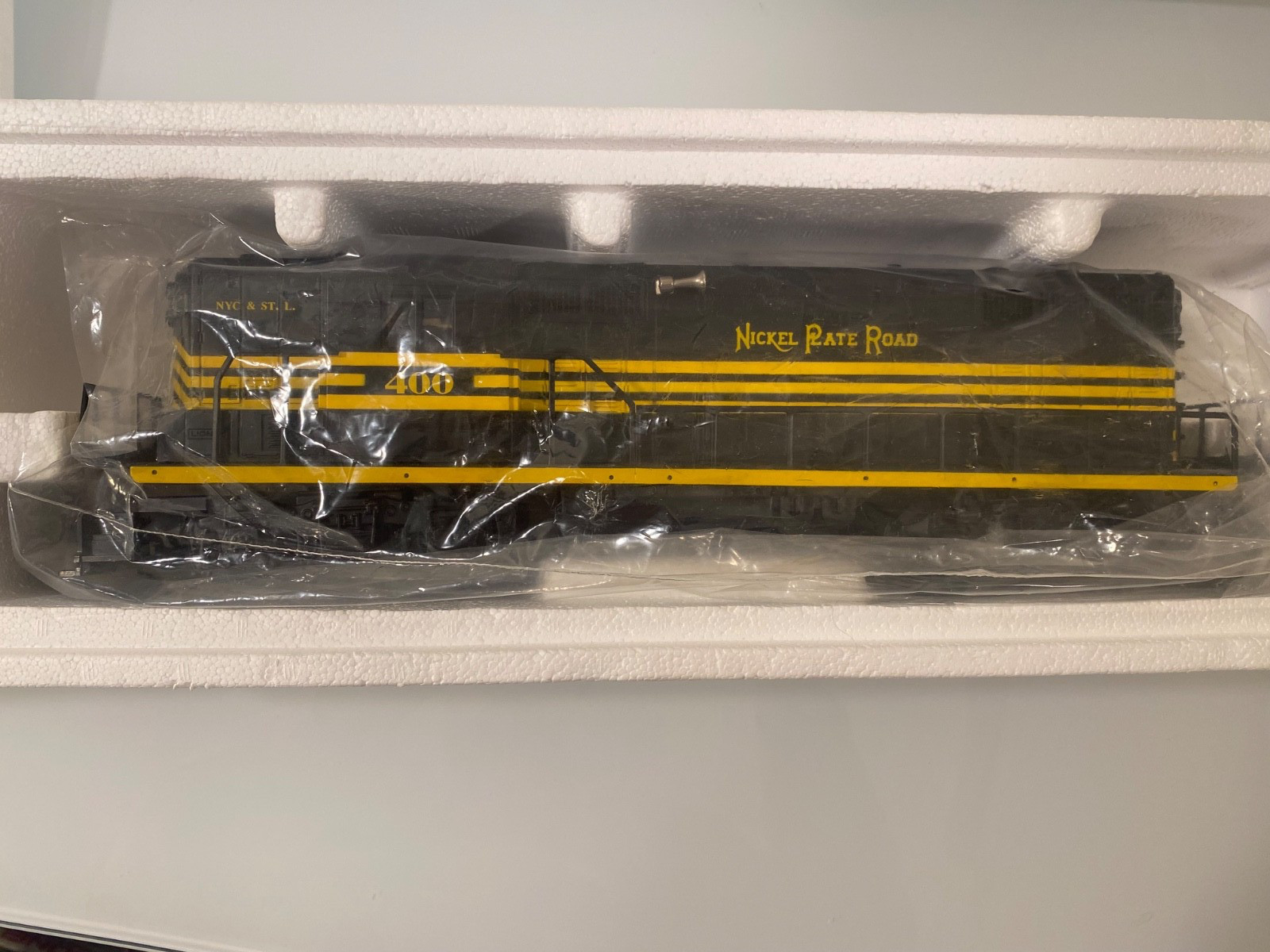 Nickel Plate Road Double Headed GP-7 Diesels # 6-18505