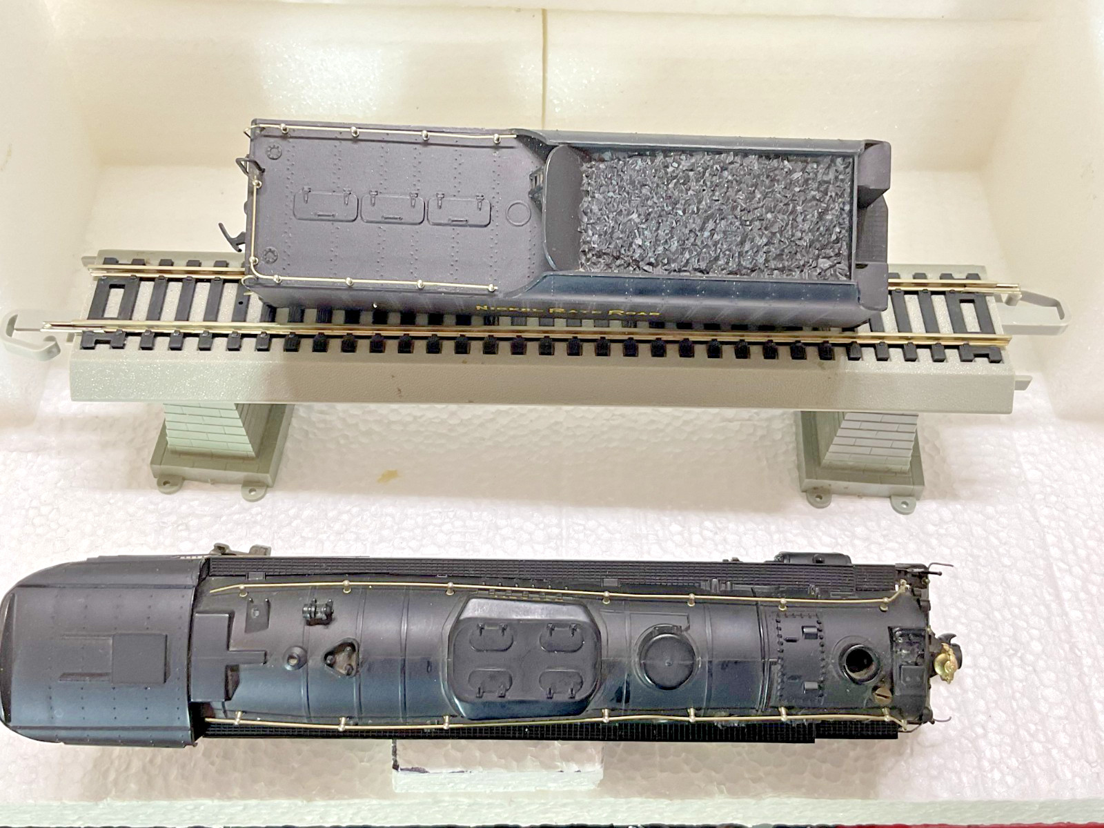 Rivarossi HO 2-8-4 Berkshire steam locomotive Nickel Plate Road 6 passenger cars