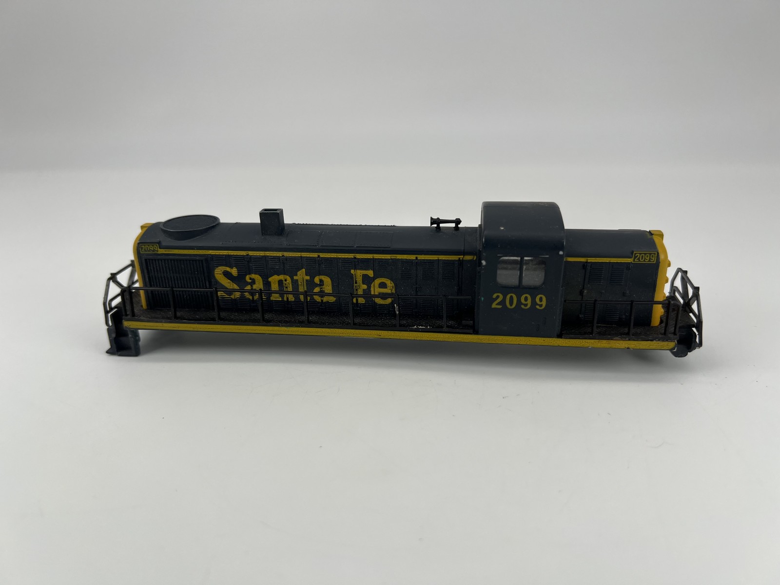 Athearn #2099 HO Scale Santa Fe Diesel Switcher Locomotive SHELL ONLY Good