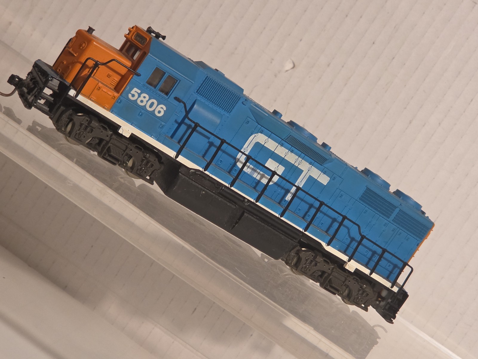 Grand Trunk Western Locomotive #5806 With 4 Cars
