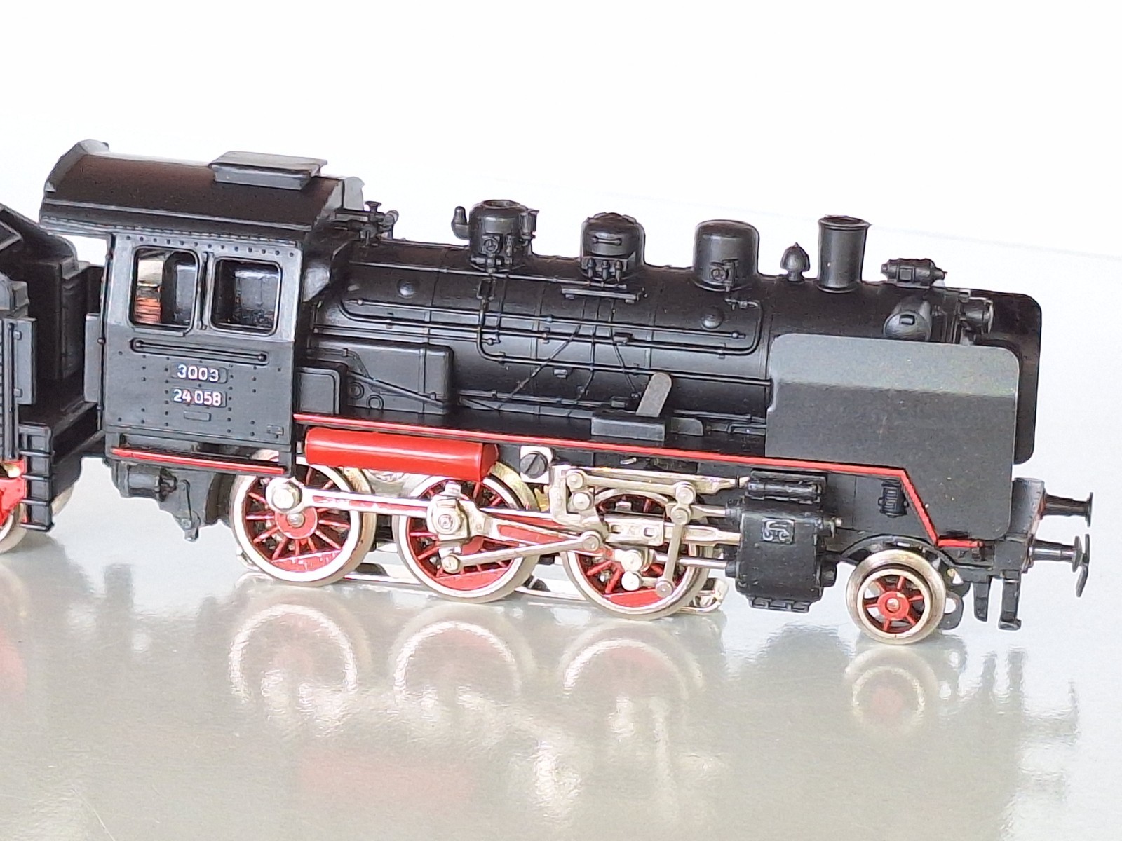 Marklin 3003 V.3 Steam Loco. 3 rail AC analogue. V/good Cond. HO scale. Boxed