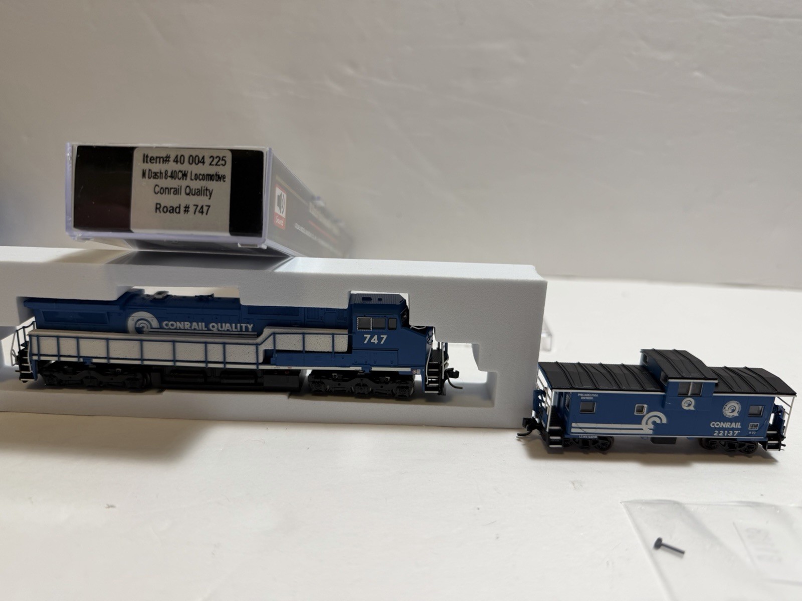 N Scale Atlas Dash 8-40cw #747 DCC & SOUND & Atlas Caboose