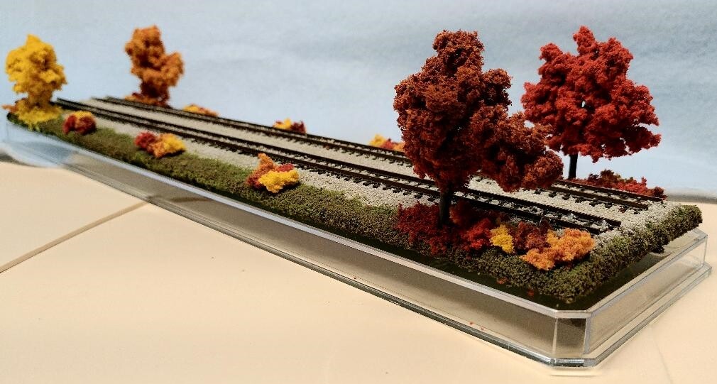 N SCALE 16″ DOUBLETRACK TRAIN DISPLAY CASE -FALL FOLIAGE SCENE -FOR N TRAINS