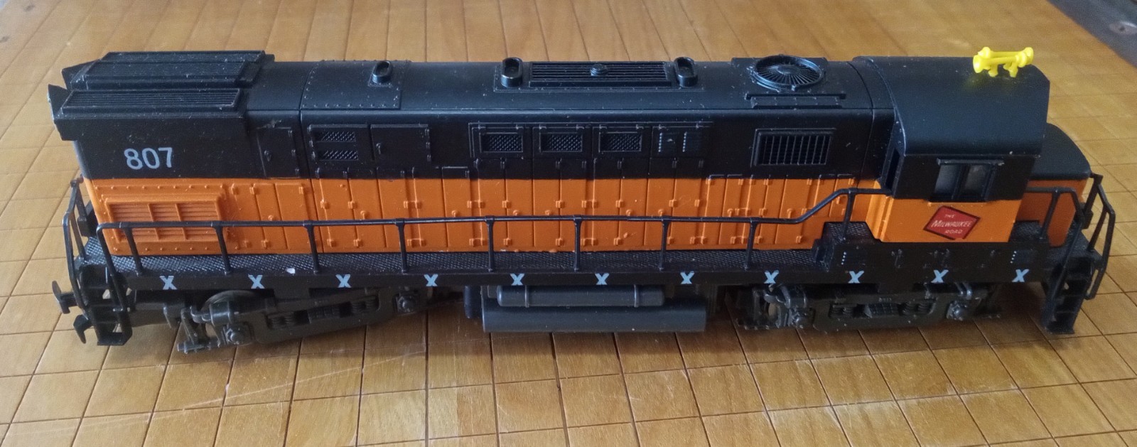 AHM HO Scale Alco Century 424 Diesel Locomotive – The Milwaukee Road 807 -…