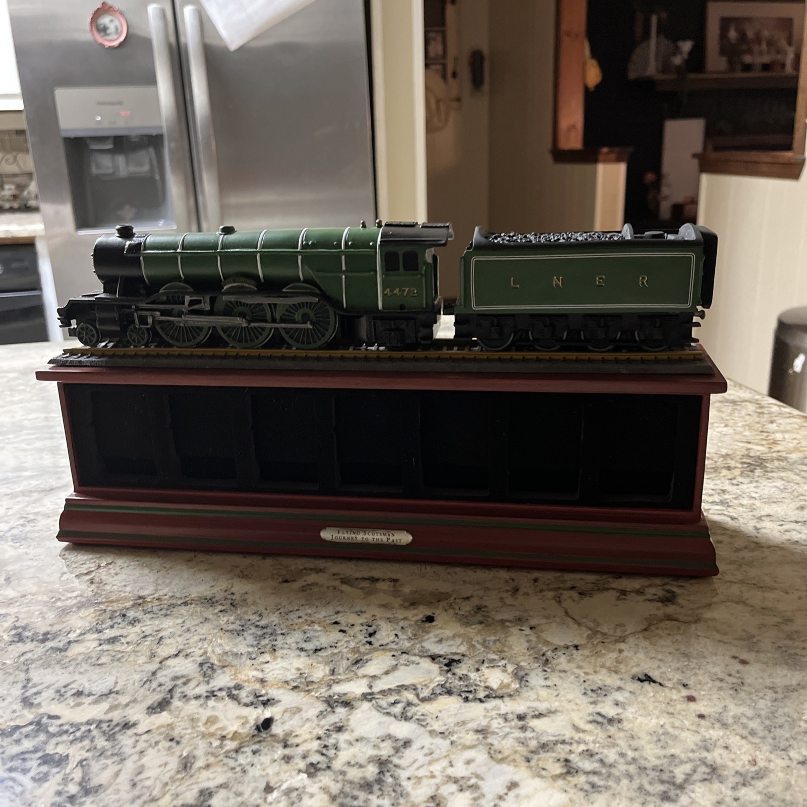 HORNBY R3086 LNER 4472 FLYING SCOTSMAN A1 CLASS 4-6-2 MODEL This is stationary .