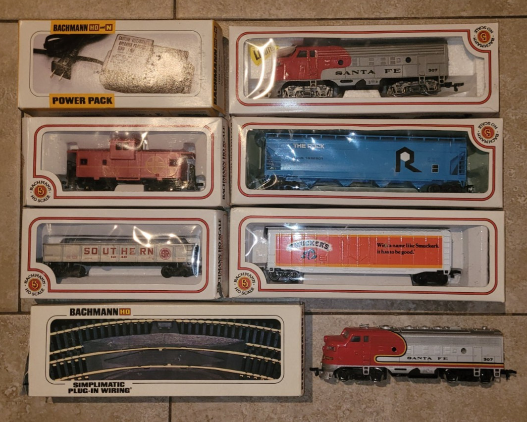 BACHMAN HO SET IN BOX ., 2 LOCOMOTIVES ,4 FREGHT CARS AND RAILS WITH POWERUNIT.