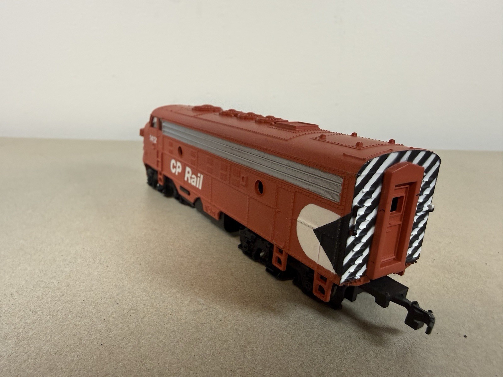 CP Rail 1412 HO Scale Diesel Locomotive Bachmann Model Train Red Black White