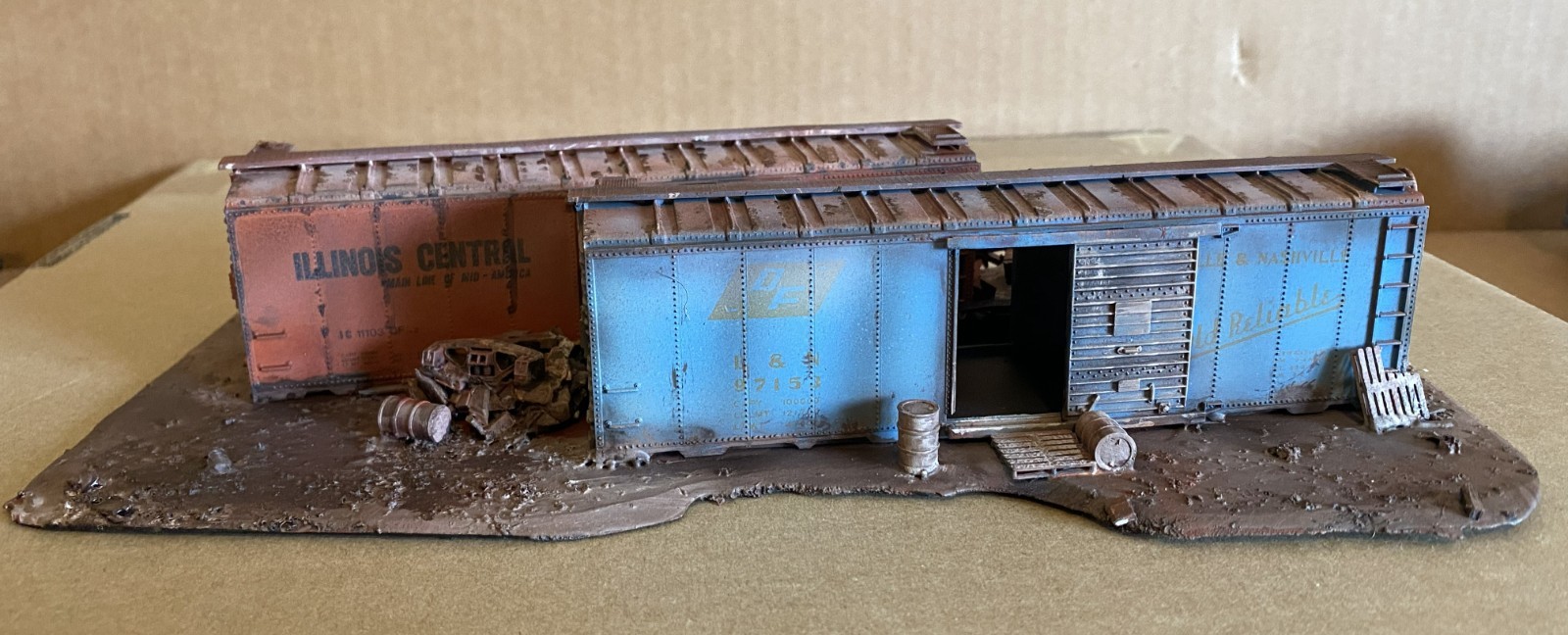 HO Scale ICG Abandoned Double Boxcar Hobo Hideout Diorama Weathered