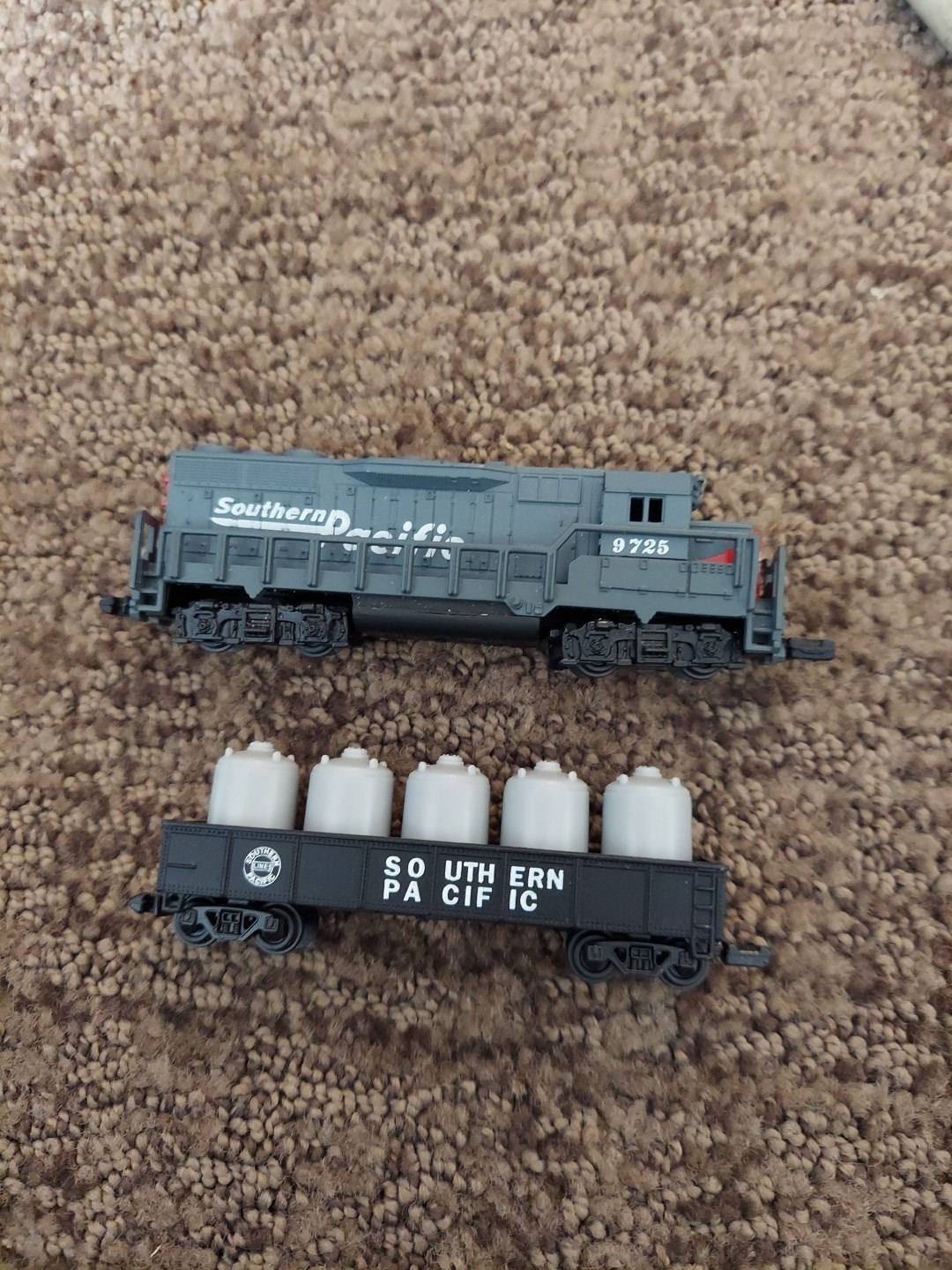 Southern Pacific 9725 N Gauge Diesel Locomotive and Canister Car