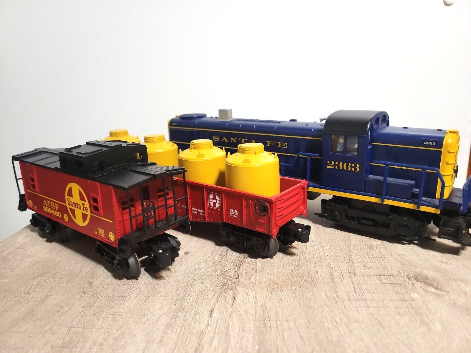 Lionel O Gauge Santa Fe #2363 RS-3 Diesel Engine w/ATSF Caboose & Gondola