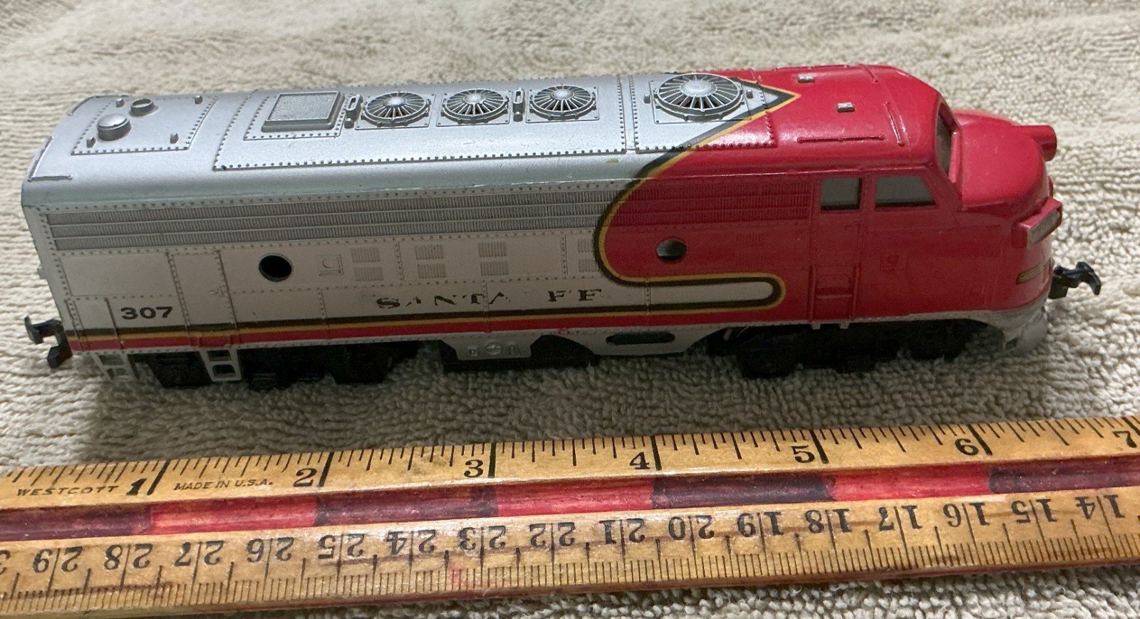 HO Model Power Santa Fe F-3 Diesel Locomotive, UNUSED Light works, Tries to run