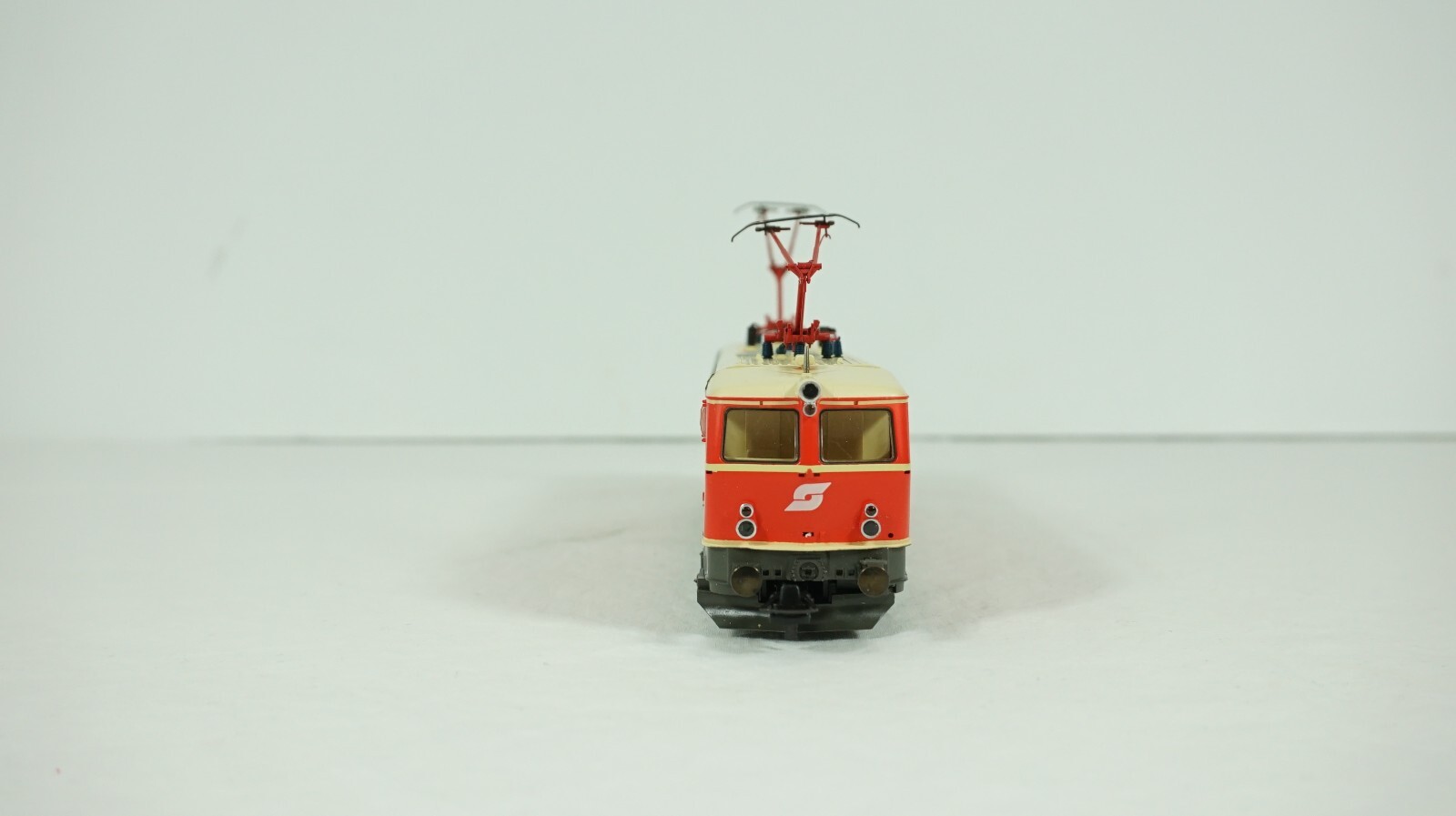 Roco HO Scale OBB Austrian Railway Type 1044 Electric Engine Item 43943 NEW W15