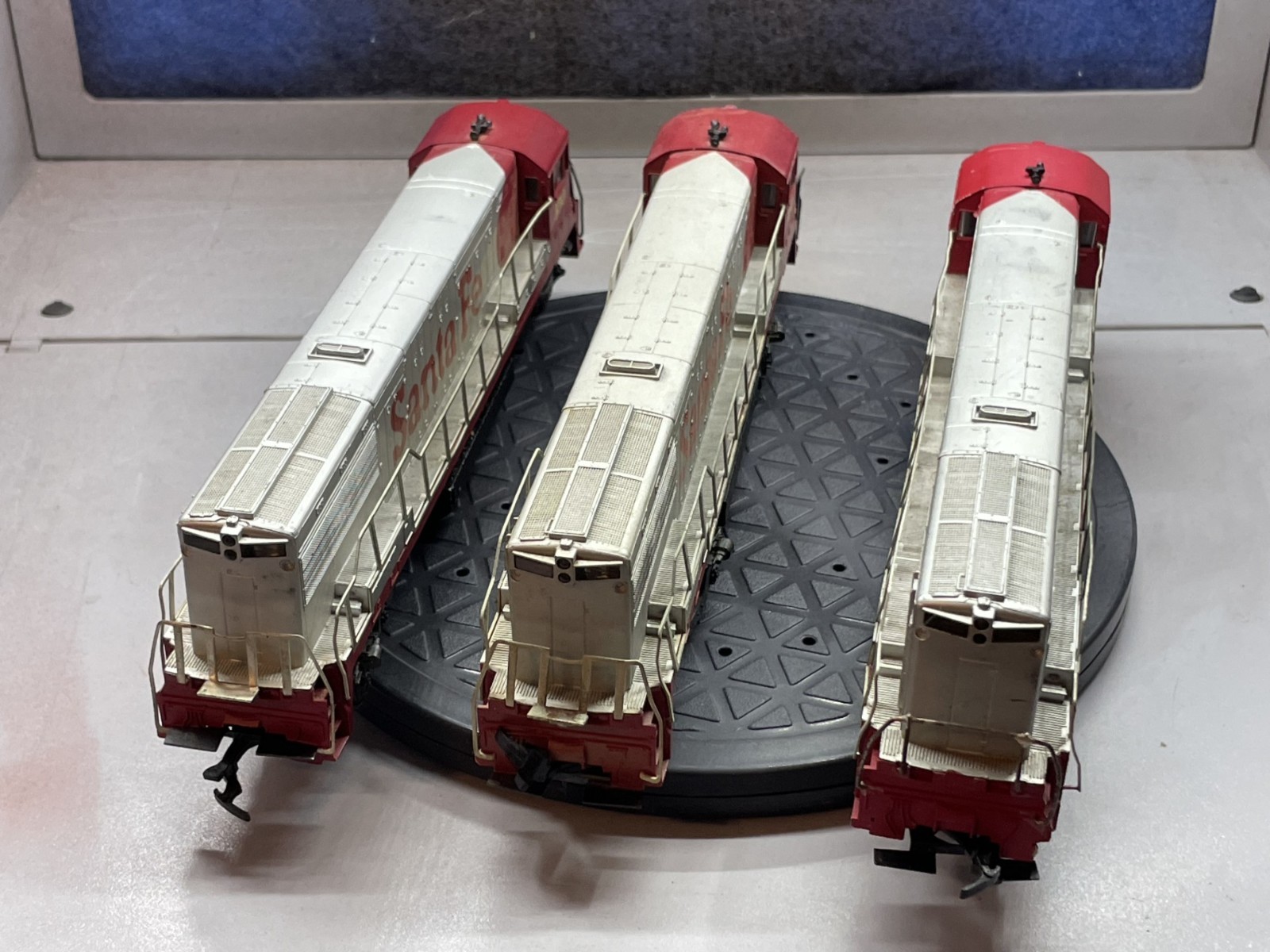Set of 3 – HO Rivarossi Santa Fe U25C Diesel #350 – display, parts or repair