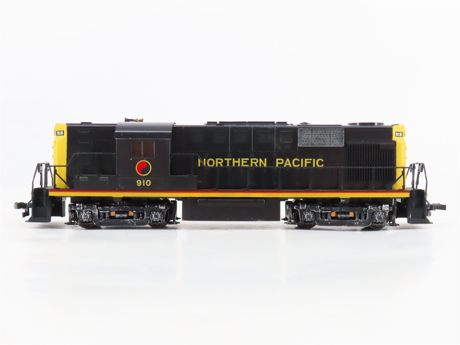 HO Scale Atlas/KATO NP Northern Pacific ALCO RS-11 Diesel Locomotive #910