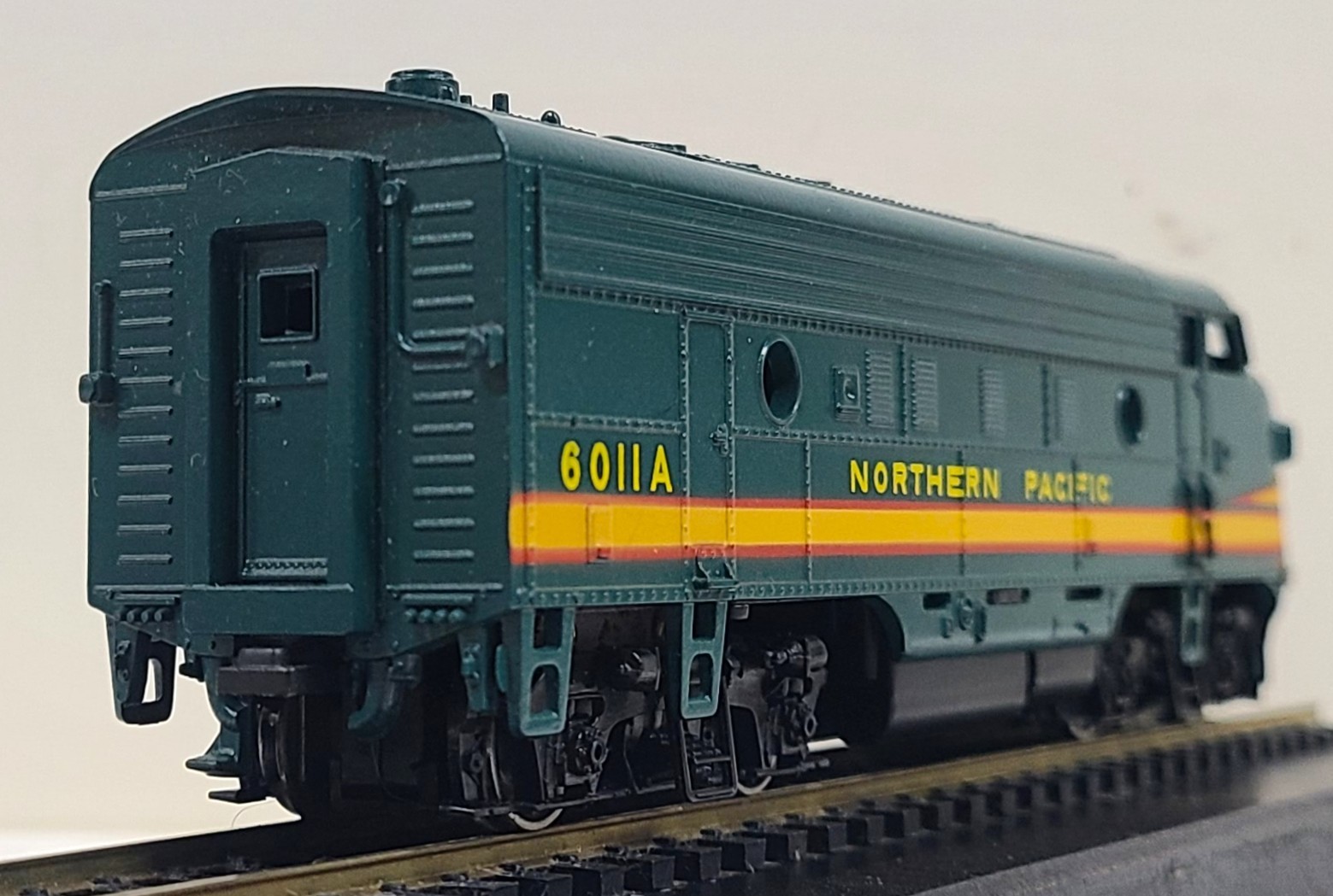 ATHEARN #3229, F7A SUPER PWR, NORTHERN PACIFIC #6011A, DIESEL LOCO, HO