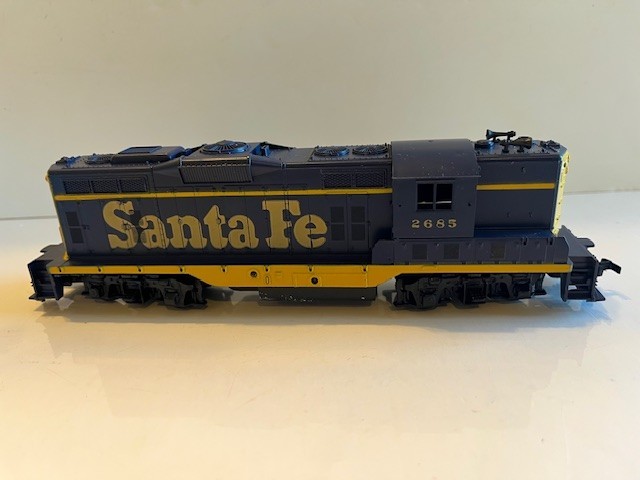 ATHEARN – HO Gauge – ATSF – GP-9 Powered Diesel Engine & Dummy #2685 -Nice Pair!