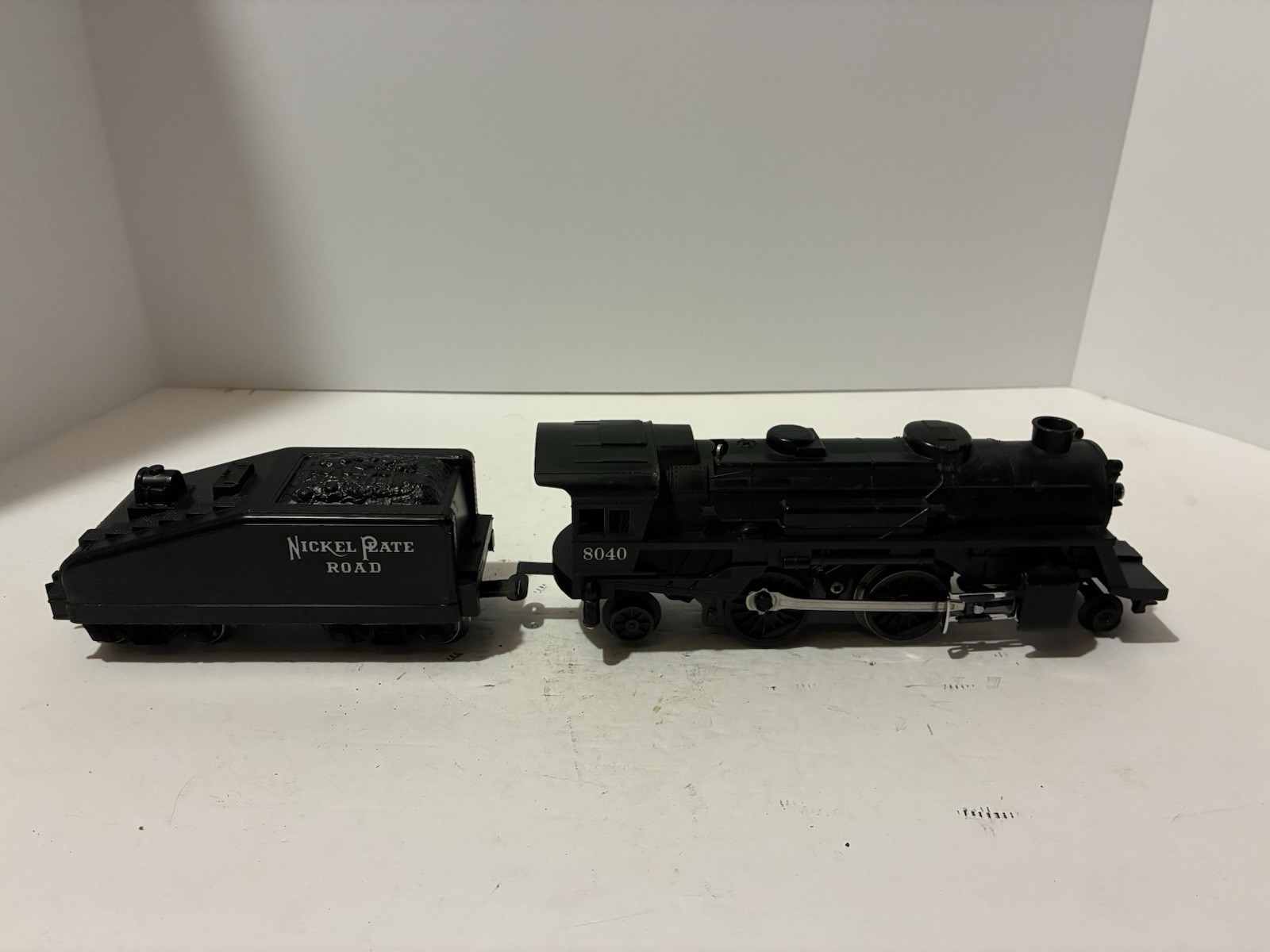 Lionel 8040 Locomotive And Tender. Tested See Description. Runs Good.