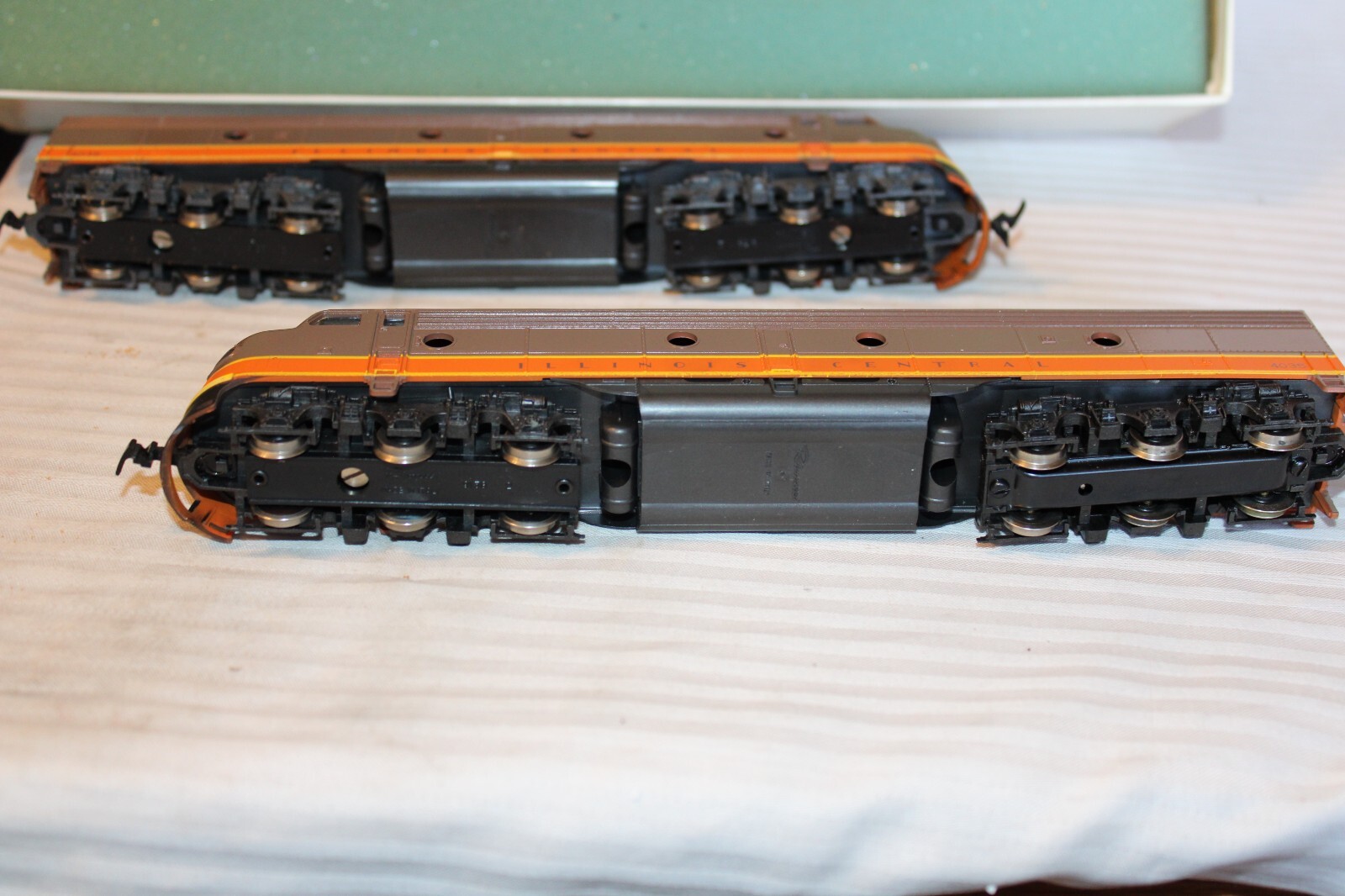 HO Scale Con-Cor, Pair of E8A Diesel Locomotive, Illinois Central, Brown #4035