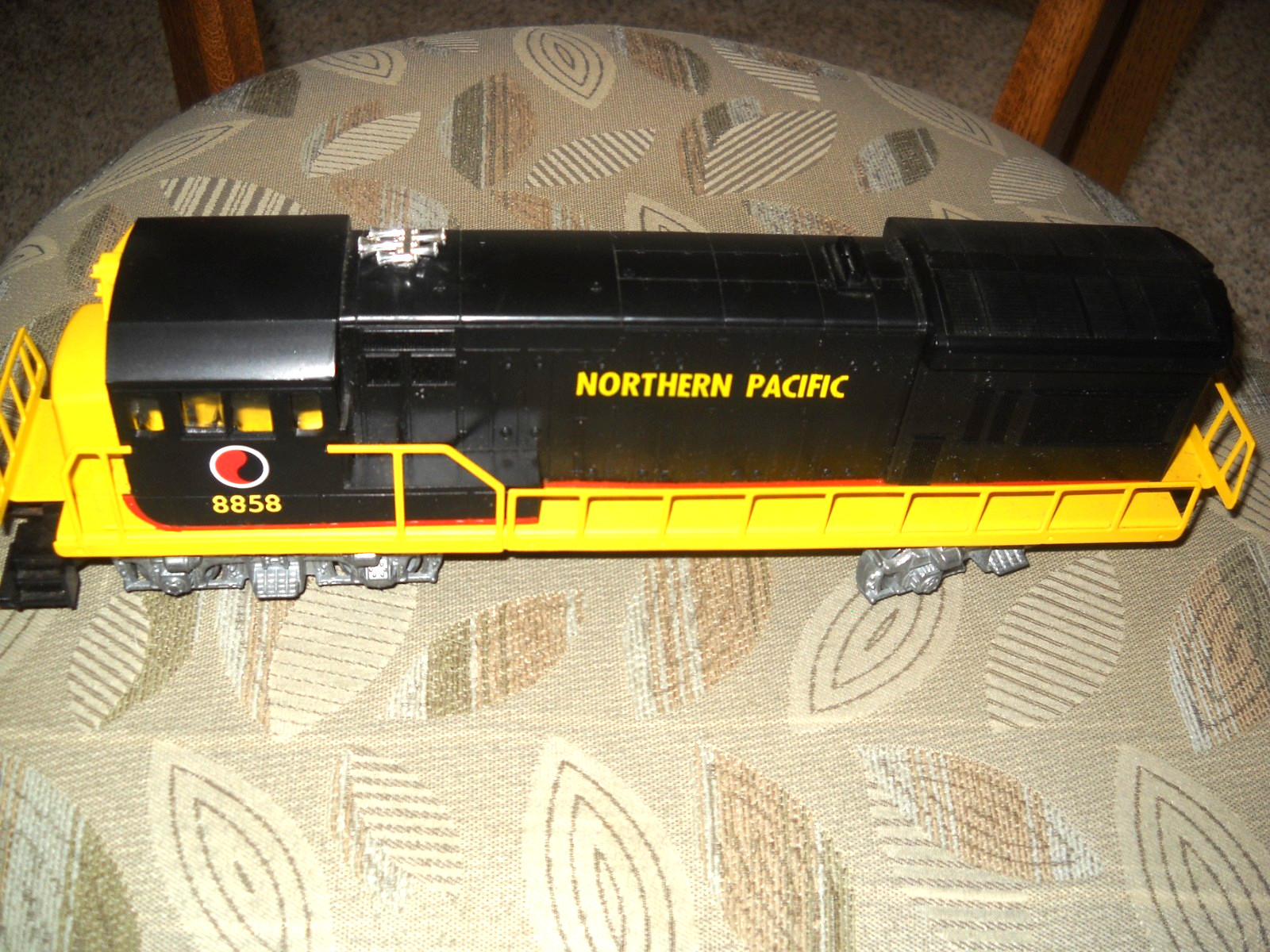 😎-LIONEL O GAUGE NO.8858 NON-POWERED DUMMY NORTHERN PACIFIC -DIESEL LOCO😎