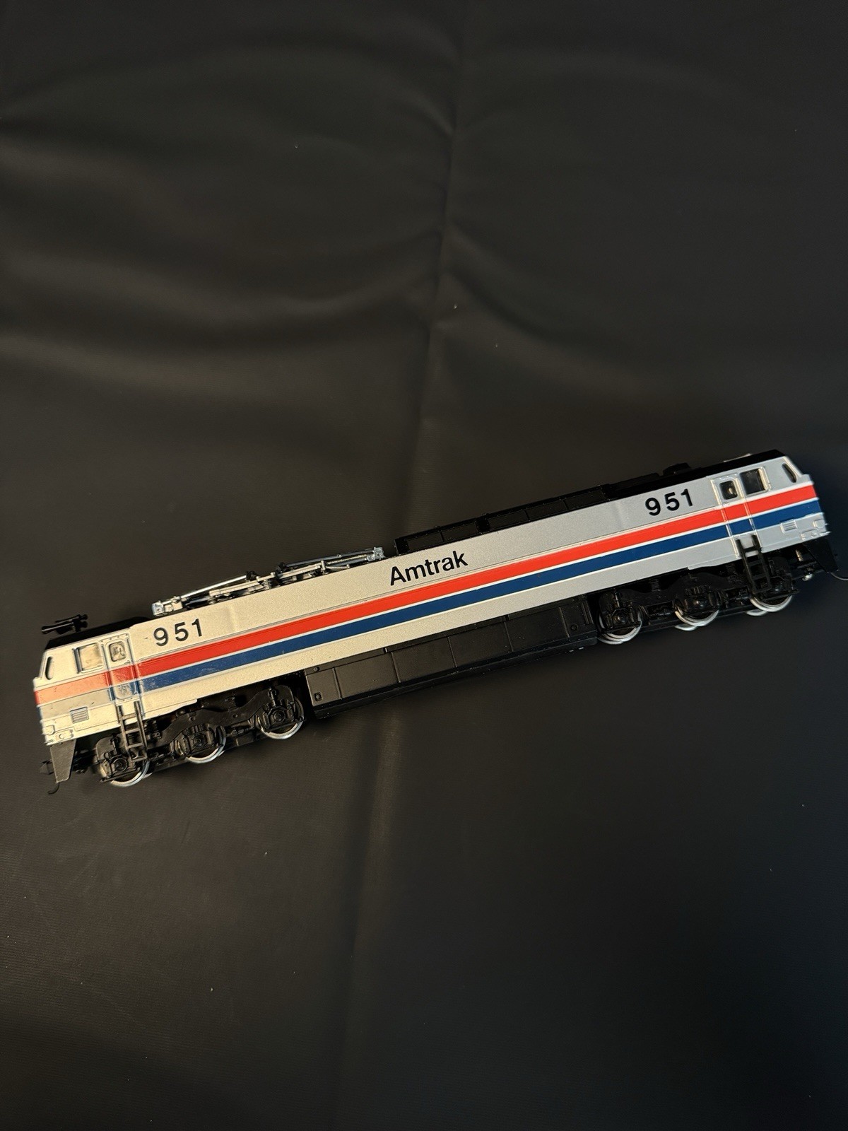 Bachmann HO Amtrak 951 Electric Locomotive Silver Black Red Blue Painted