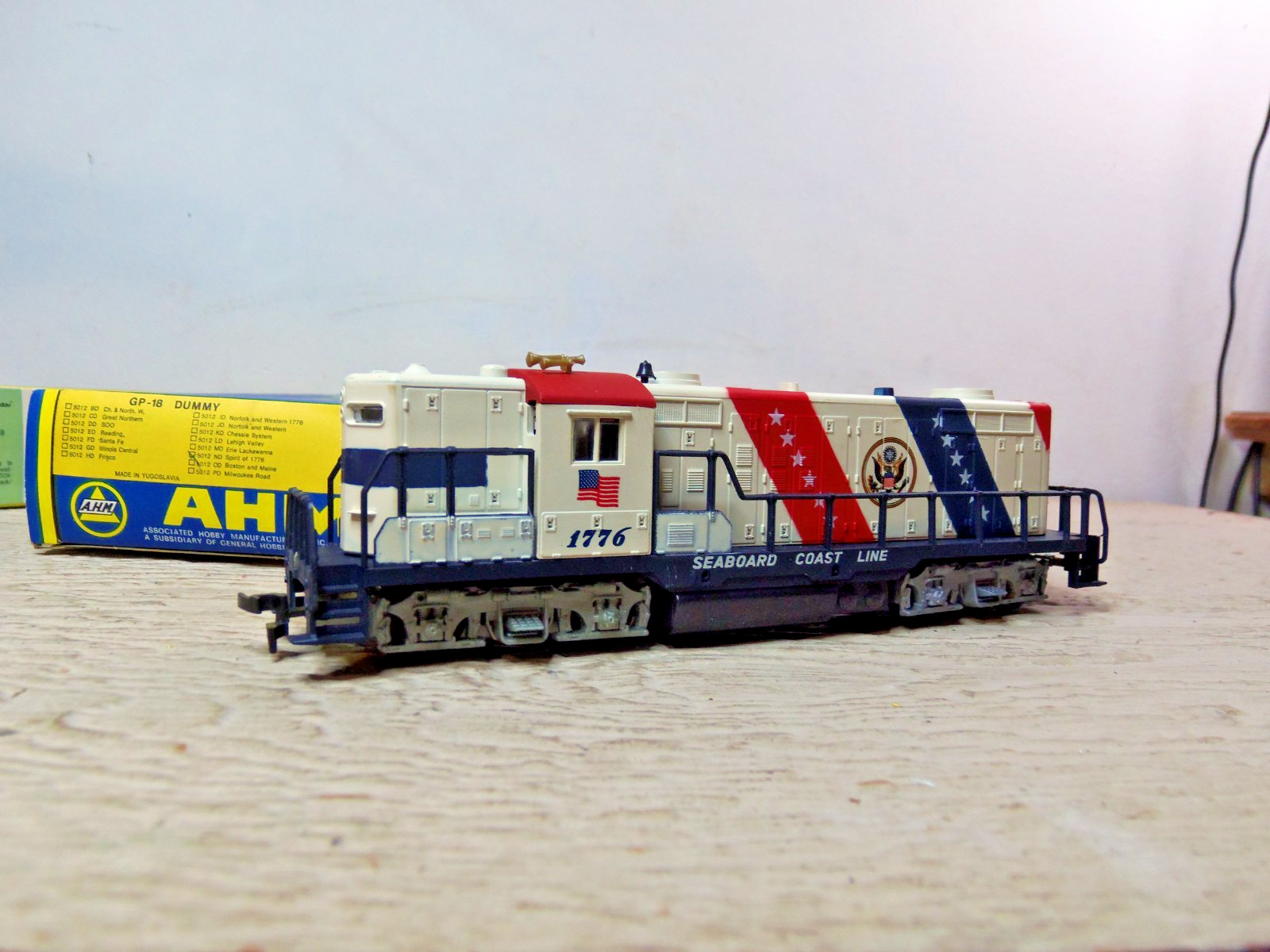 AHM 5012N GP 18 Diesel Spirit of 1776 Seaboard Locomotive, Dummy’s, Caboose