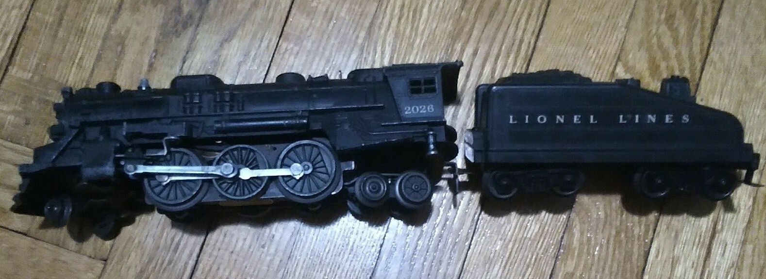 Lionel #2026 Locomotive with Tender 1940s UNTESTED + 3 other cars as pictured