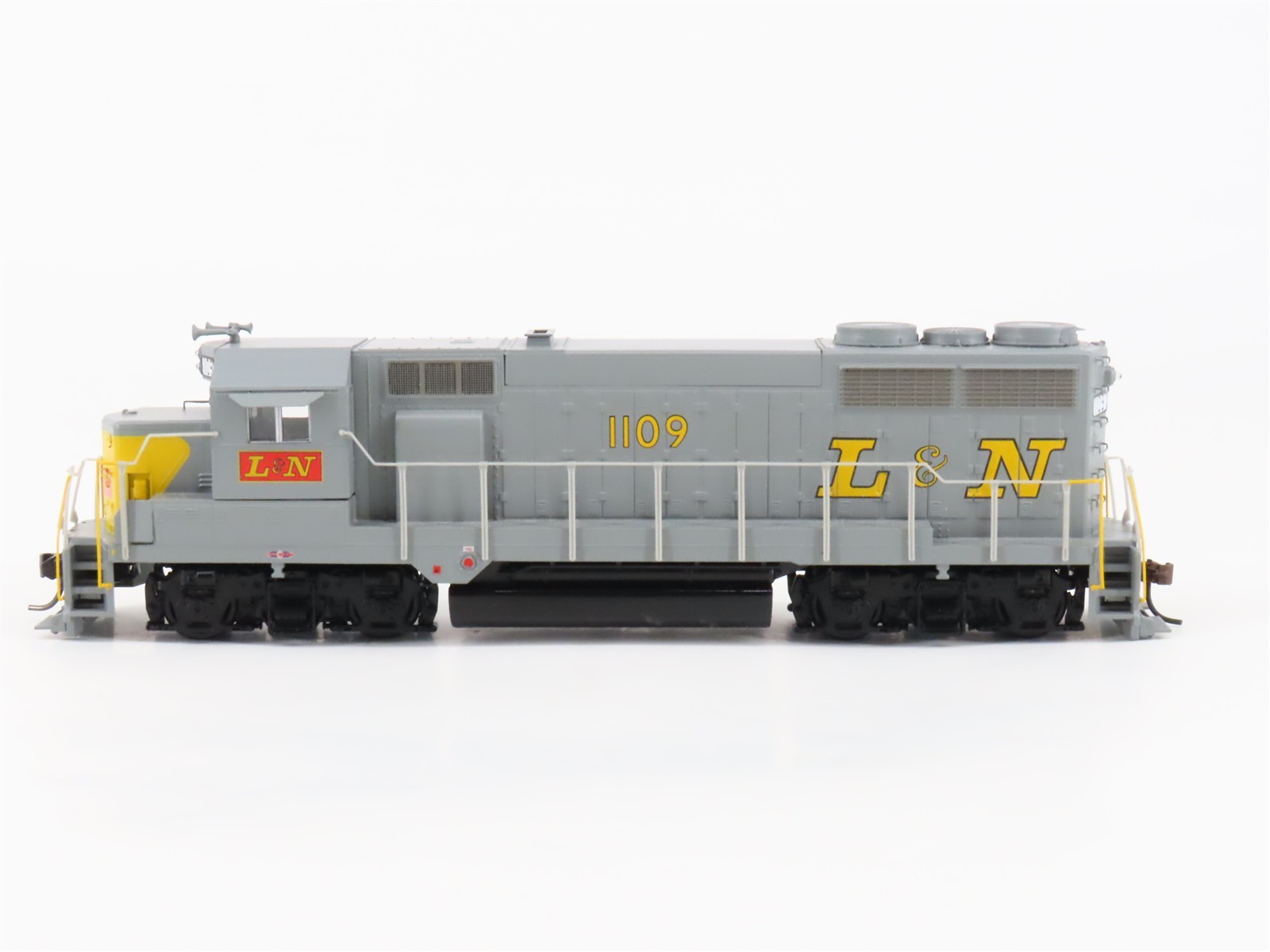HO Scale Athearn L&N Louisville & Nashville GP35 Diesel #1109 – UNPOWERED